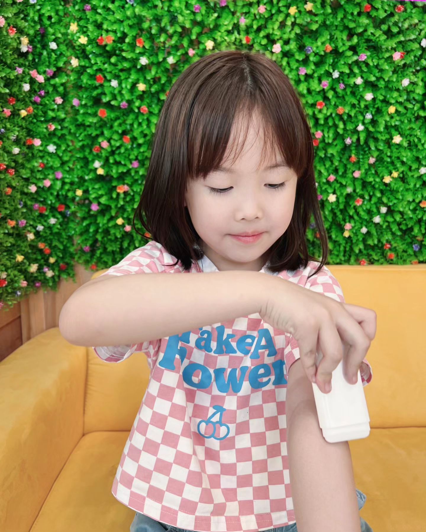 예서가 요즘 아주 잘 사용하는 썬스틱 소개해요!

자외선 차단 인증받은 무기자차 제품으로
민감한 피부도, 어린이도, 온 가족 사용 가능한
순하고 부드러운 썬스틱이예요

휴대하기 편하니 가방에 쏘옥 넣고다녀요
바르고나면 은은한 광이나서 피부도 예뻐보여요

예서의 피부는 소중하니까♡
자외선 차단제 꼭꼭 발라요

seoha_aroma
서하아로마 원장 정민정
010.7255.6563
저는 이분을 통해 구입했답니다!!

#바이더퀄리티 #썬디테일러 #어린이썬스틱 #썬스틱추천 #온가족썬스틱