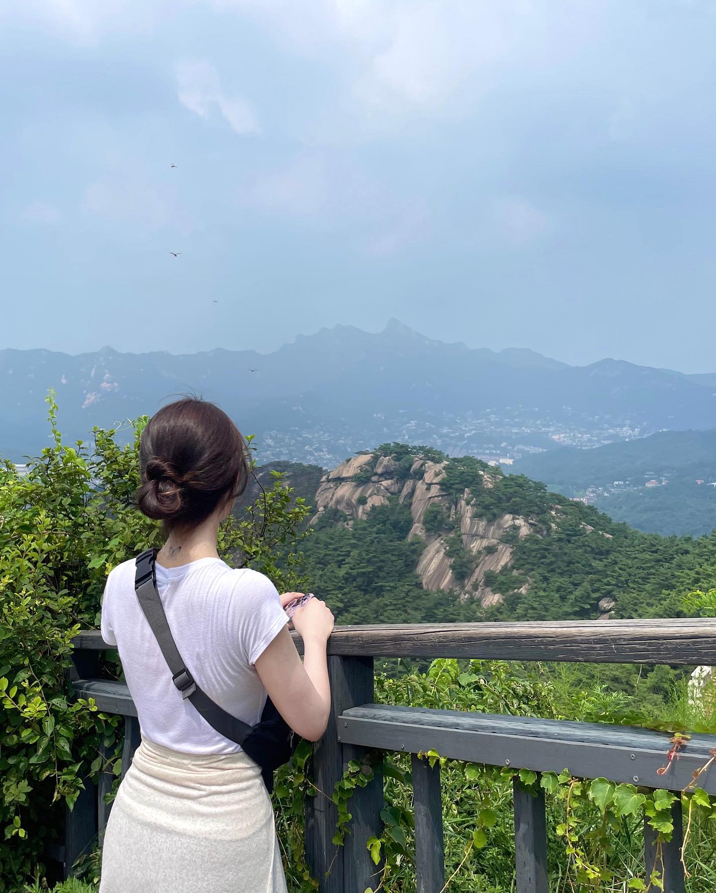 인왕산 등산 완료 !
할 때는 너무 힘들었는데 정상에 도착하니 왜 다들 등산하는지 알겠더라구요,, ⛰️🤍

내려가서 먹는 점심이 정말루다가 꿀맛 ’ᴗ‘
오늘 밤에 또 배드민턴 치기로 한 내 운동메이트 🫡
