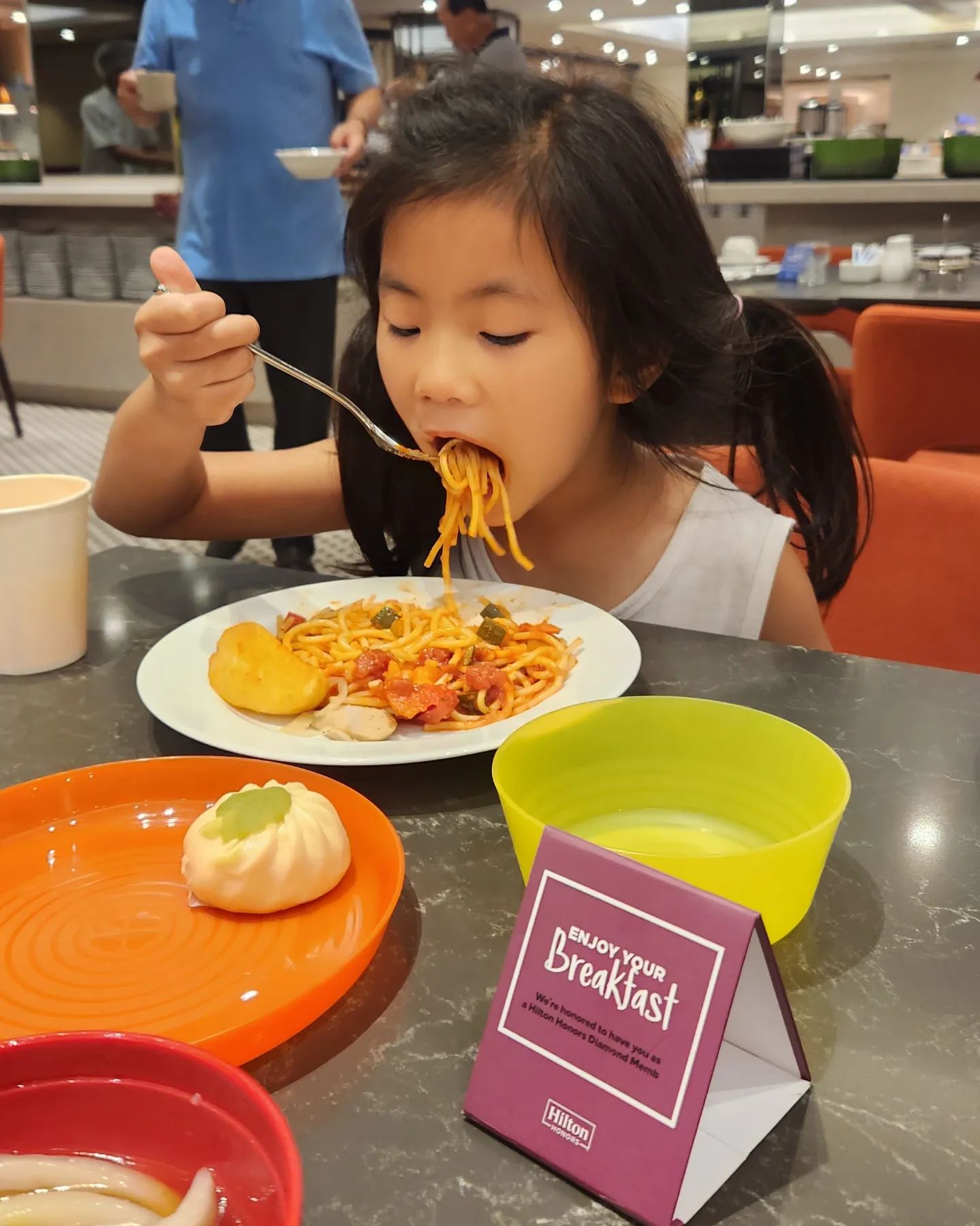 힐튼 조식&라운지.
#힐튼 조식 #이그제큐티브라운지
맛은 뭐.. 그냥 애들 아침 저녁 해결 할 수 있어서👍

조식에는 파스타가 있어서 하여니 먹이기 좋았고
ㅡ잘안먹기때문에 먹이기가 너무 힘들거든 ㅋ
라운지는 쉐라톤이랑 달리 자녀있어도 시간제한 없어서 좋았음 그치만 #윤우는한국식을좋아함 #집에오니잘먹네 #밥솥을왜안가져갔는지 😭😭😭 우리가 늘 좋은곳을?? 가서 그런지 여기도 5성급 힐튼인데.. 좀 그래.. 그랬🤣🤣🤣🤣