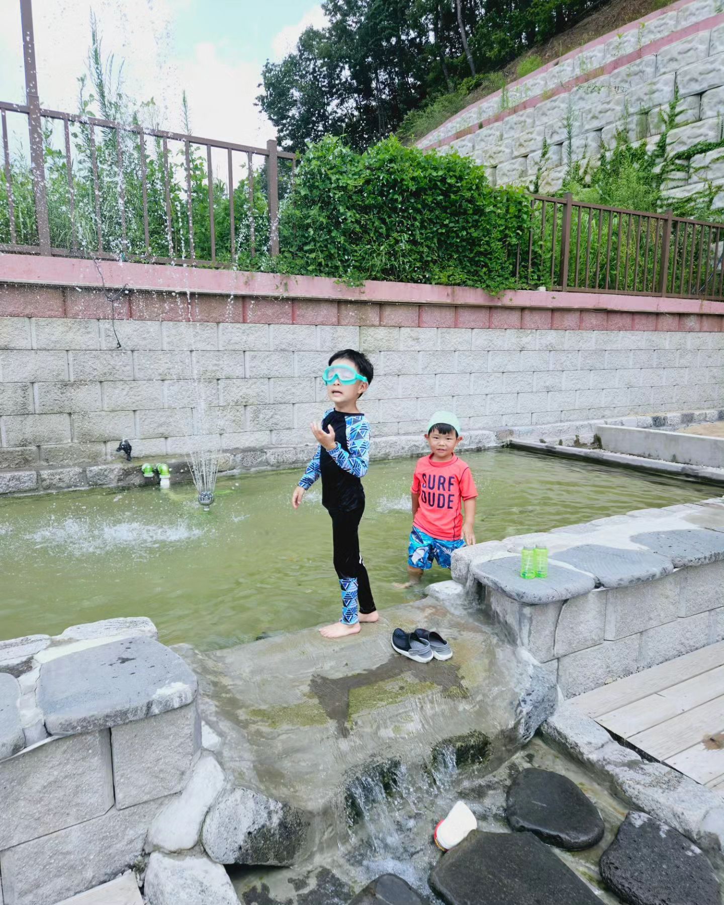 캠핑3일째
텐트밖을 나가면 들어올줄 모르는 아이
그덕에 엄빠는 편히 휴식함
분수대에서 실컷 놀고
수영장 가서 한바탕 놀고
버블파티에서는 마직막까지 놀고
저녁먹고 쓰러질줄 알았건만 
친구랑 서로 텐트 오가며 신나게 놀기까지
벌써 내일이면 집가는 날
언제나 마지막날은 아쉬워ㅜ
#캠핑하는가족 #캠핑은즐거워 #벌써마지막밤
#마지막은아쉬워 #그래도잘놀았다