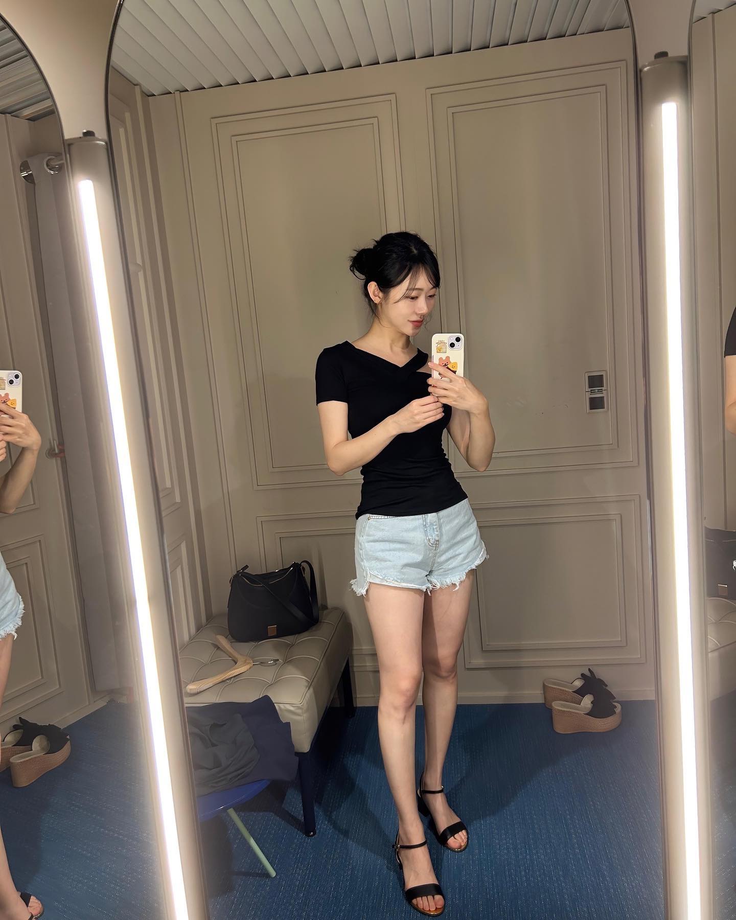 피팅룸 조명 넘 예뻐서 
사진을 안찍을수가 없었따... 

#안다르 #롯데백화점