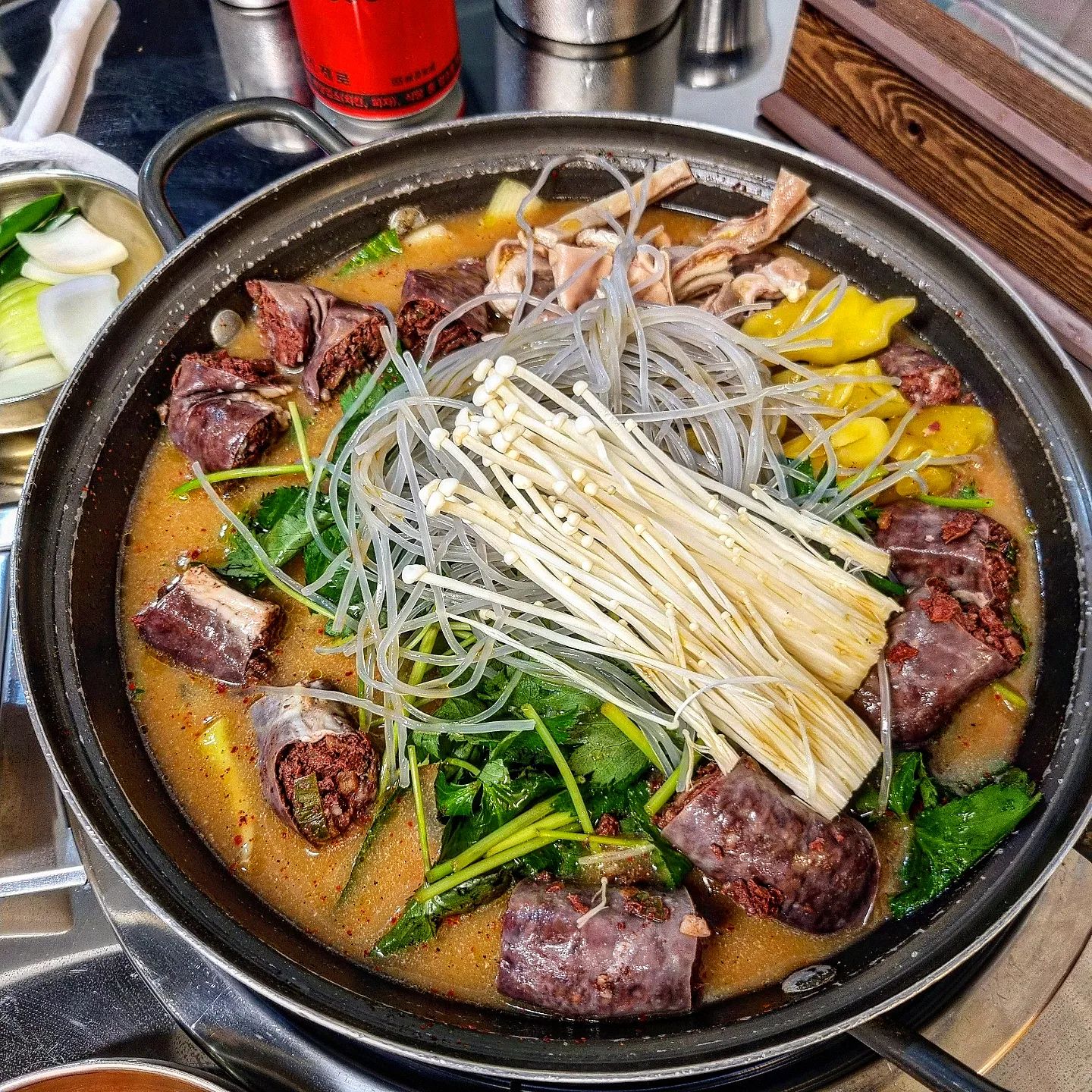 이북식 순대 
냄새 안나고 맛있었다 😋😋

생달맛집이었네🫢
허파전에 콜라겐 까득 편육이 기본찬
.
.
.
.
.

#공순대 #이북식순대 #순대전골 #부산순대맛집 #남포동순대 #순대맛집 #수제순대 #얼큰 #부산맛집 #남포동맛집 #맛스타
