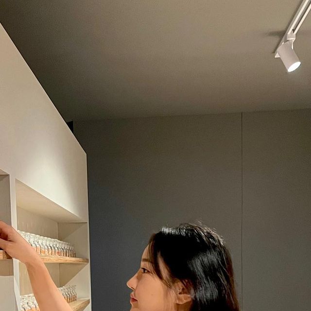 박영서 on Instagram: "#광고 💁‍♀️ 조향사의 개입없이 듀토리얼을 보고 셀프로 향수를 만드는 공방 @dotnote.perfume 딱 입구부터 너무 분위기가 좋아서 우와하면서 들어갔는데 다들 집중해서