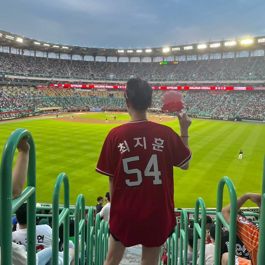 오빠랑 지인들이랑 완전 오랜만에 야구장⚾️ 징뉴옷 뺏어입고 사진 찍기ㅎㅎㅎㅎ #문학경기장 #ssg #야구스타그램