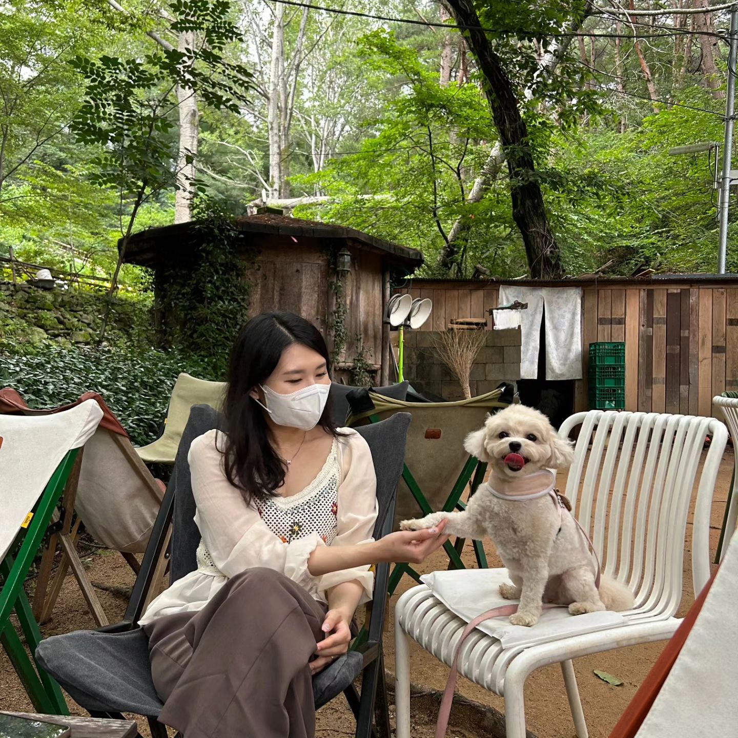 숲속의카페 #시크릿가든 🌿🌿

알 만한 사람들은 다 아는 카페지만! 
댕댕이 동반 가능한지는 처음 알았는데~
잔디밭도 있어서, 강아지 뛰어놀기 좋아요 : ) 

강아지는 실내❌ 야외만 ⭕
그치만 시크릿가든이라는 이름답게 곳곳에 숨은 길따라 산책하기 좋고, 야외가 꽤 넓어요 !
풀냄새 좋아하는 솔이에게 천국같은 카페 🥰
 
계곡물이 시~원하게 흐르고, 그늘에서 힐링하기 딱 좋은 곳이지만, 벌레가 쪼오금 많습니다요 🥶😭 

.
.
.

#팔공산 #팔공산카페 #대구계곡카페 #팔공산계곡 #대구카페추천 #대구애견동반카페 #대구강아지동반 #대구애견동반