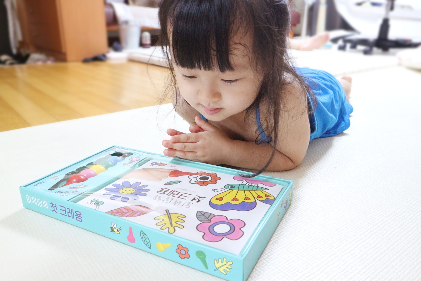 .
#블루래빗 #캥거루스쿨 #협찬
.
.
.
우리 아이들은 왜 때문인지
외출할 때마다 자꾸 그렇게나 짐을 챙기는건지? ㅋㅋㅋㅋ
짐을 한보따리 바리바리 싸길래 뭘 그렇게 챙겼나 싶어서
가방을 들여다 보니 죄다 블루래빗 캥거루스쿨 아이템들!!
아!!!! 이 정도로 좋아할줄은 몰랐던....!!
정말 기대 이상의 아이들 반응에
늘 언제나 볼때마다 뿌듯한 유아전집
.
.
블루래빗 캥거루스쿨은 한글, 수학, 창의 3가지 카테고리로 구성되어 있는 유아전집이어서
조금은 학습적인 방향성이 느껴지는 듯한 분류였다
.
.
​캥거루스쿨 전집 또한 다른 블루래빗 전집들 못지않게 볼륨감에서부터 어마어마한 구성품들이 많다 보니
사실 하나하나 계산해서 따져보면
전집 단위로 준비해보는 것이 가성비 있다는 생각
.
.
.
.
#유아전집 #5세전집 #책육아 #책스타그램 #육아 #육아스타그램