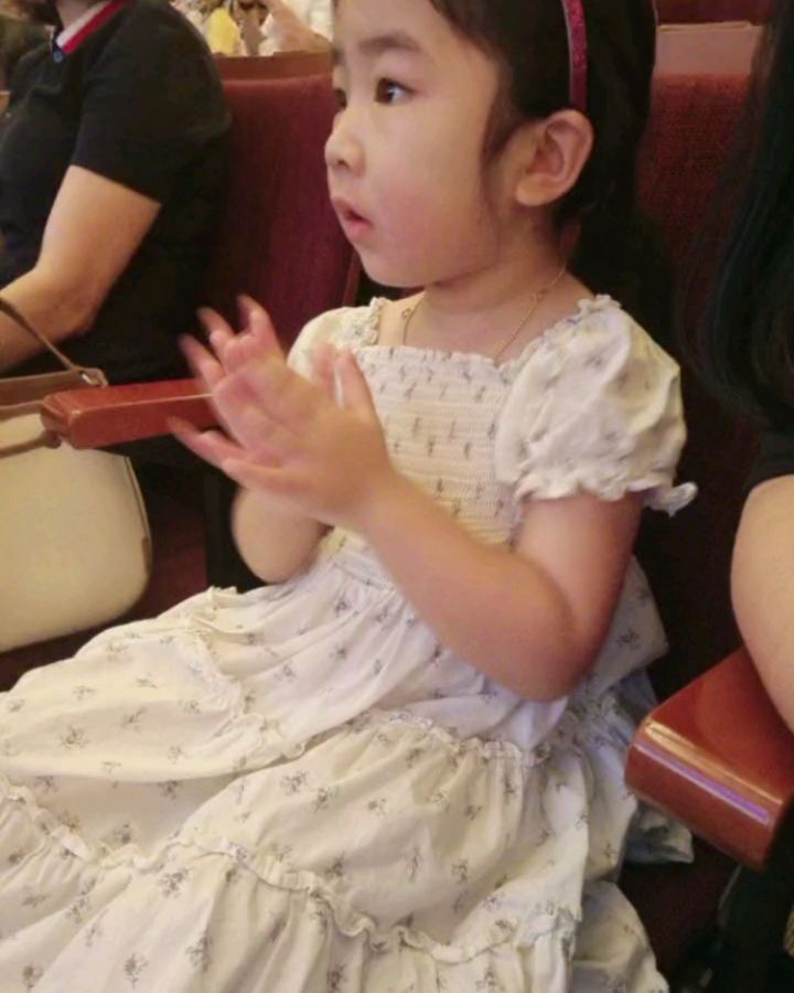 ❤️23.7.29(43개월30일)

롯데백화점 대구점 7층 문화홀!
달님이뮤지컬
보고싶다고 해서 예약후 방문
뮤지컬은 3번째?정도인듯 한데 처음으로 박수치고 대답도하는 우리딸, 많이컸네

#방학시작 #달님이뮤지컬