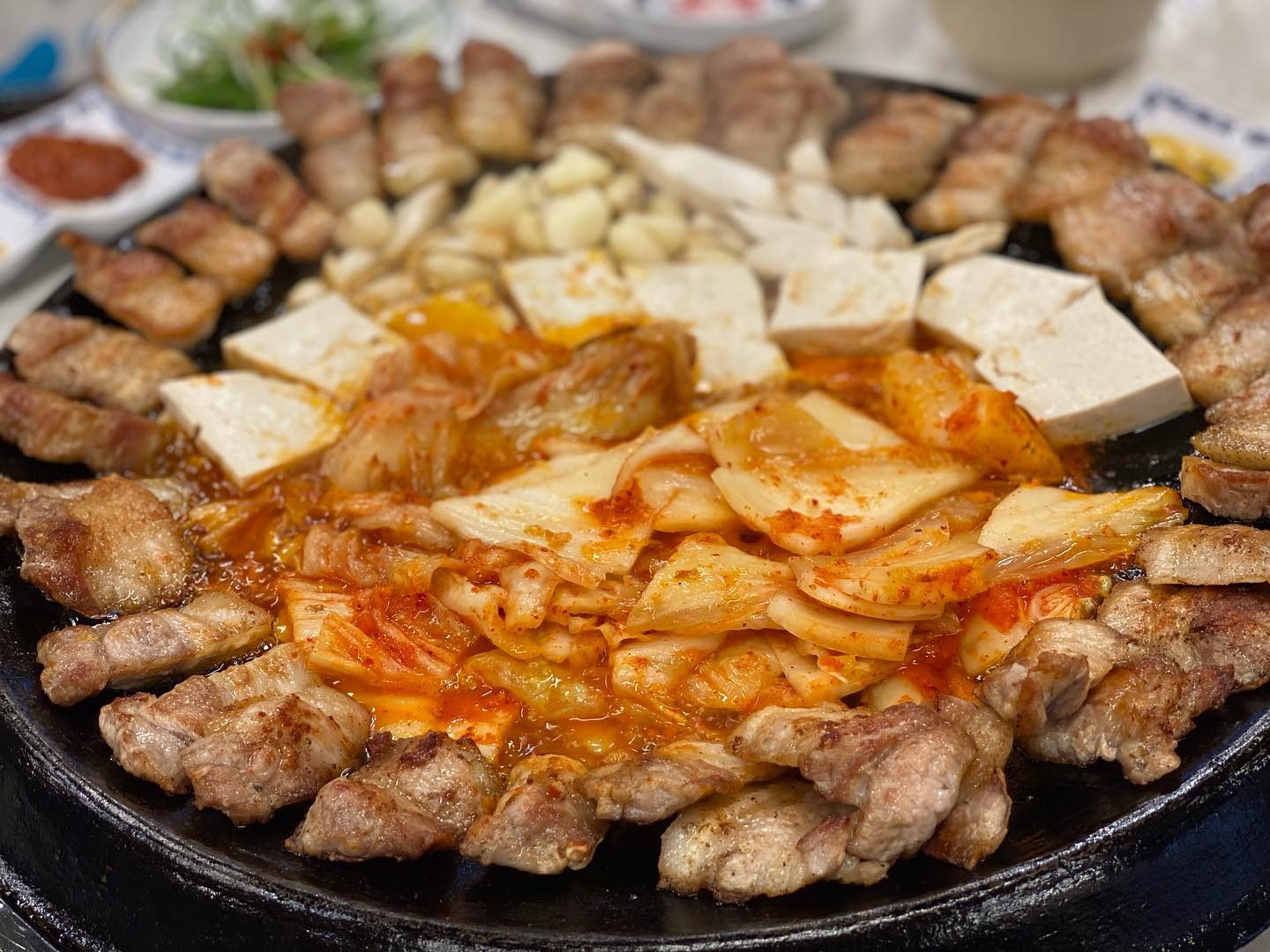 #첫줄
#협찬

평택에서 삼겹살 맛있는곳 찾는다면 
#진짜무쇠삼겹평택역점 으로 가시라고 말하고싶다
고기 못굽는 굽찔이 분들 주목!
엄청 친절한 직원분이 
처음부터 끝까지 맛나게 구워주셔서 
걱정말고 가세요
무쇠솥에구운 삼겹살과 튀기듯 익혀낸 
잘익은 김치를 함께 먹으면
얼마나 맛있게유
이집 김치 잘하네 맛깔나는 김치로 끓여주는 
돼지고기 듬뿍 들어간 김치찌개는 
진정한 밥도둑
오늘도 감사히 잘 먹었습니다

✏️진짜무쇠삼겹 평택역점
📍주소:경기 평택시 자유로4번길 12 1층
☎️연락처:031-655-3063
🎀영업시간
월,화,수,목,금 : 16:00~03:00
토,일 : 12:00 ~ 03:00
🎀단체석, 주차, 예약

🐥푸른하늘봄과 함께하는 리뷰여행 블로그에도 놀러오세요
링크는 프로필에 있습니다^^
https://m.blog.naver.com/looloolaalaa_

#평택맛집#평택역삼겹살맛집 
#진무삼평택역점#진짜무쇠삼겹평택역점 #평택삼겹살맛집추천 
#평택회식장소추천