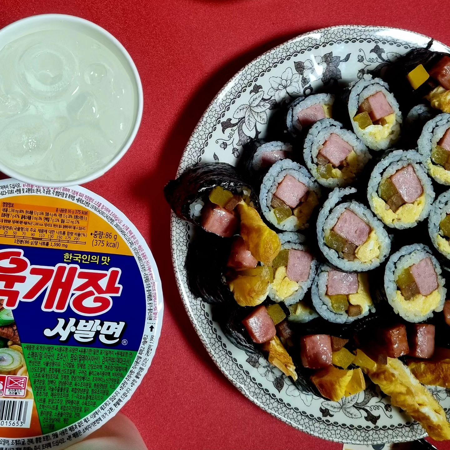 #집밥 #집김밥 #먹스타그램 #먹팔맞팔 

김밥에 육개장 참을수 있냥?

오랜만에 집에서 김밥을 말았다냥
영화보면서 김밥먹는게 요즘 그리 좋다냥+ㅅ+