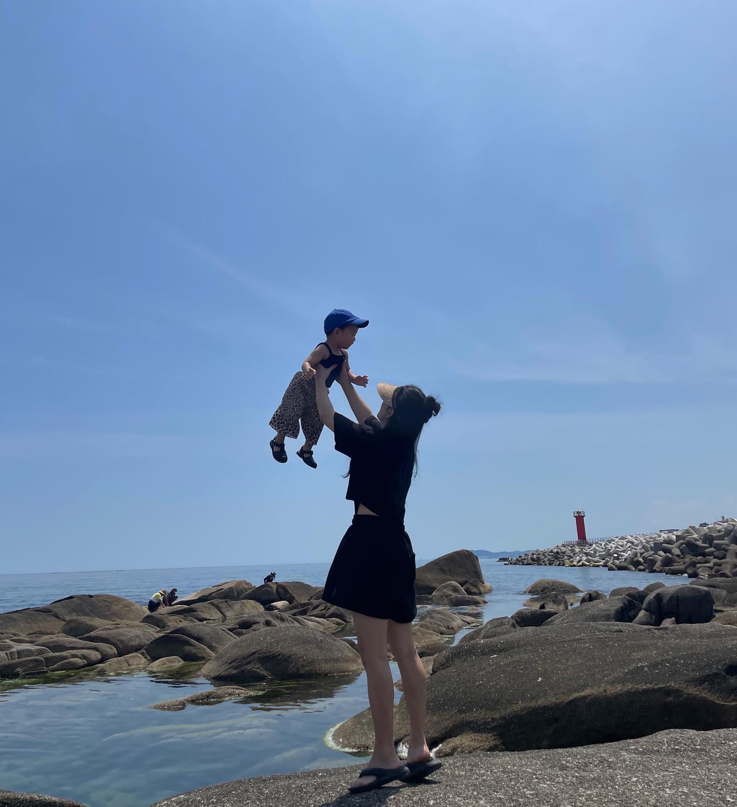 색감 예쁘녜?
역시 아이폰^^
설정샷 아니에요ㅋㅋㅋ
자꾸 내려오려 해서 저러는데 
남편이 찍고 있었음🤭
팔뚝은 두꺼워지고 있고,
손목은 너무 아프녜여~
#남편칭찬해
#나의팔은너덜너덜