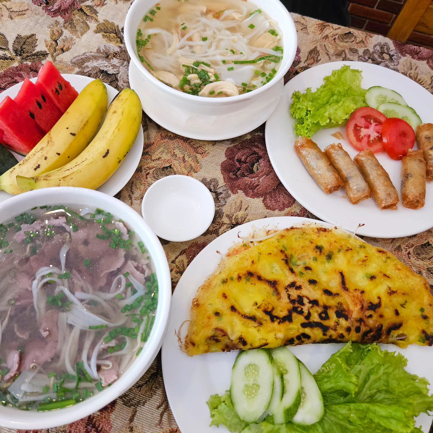먹뽀는 이번 여름 휴가로 나트랑에 다녀왔읍니다!!🤗🇻🇳 랜만에 멀리 자유여행이라 맛집을 왕왕 찾아다녔지요💘 

여기는 처음으로 아침으로 먹은 로컬식당 《Nguyen Dat》인데요! 향신료나 고수향이 없어서 깔끔하게 먹었어요😁
나름 한국어 메뉴도 있고 음식종류도 많고, 후식 과일 서비스에 친절하십니다❣️ 
근본의 맛 소고기 쌀국수와 시원한 닭고기 쌀국수, 반쎄오, 스프링롤, 음료까지 다 해서 20만동,,, 약 11000원,,, 호텔이 근처이시면 조식으로 진짜 추천해요🥰🥰

📍주소: 2 Hùng Vương, Lộc Thọ, Nha Trang, Khánh Hòa 650000 베트남