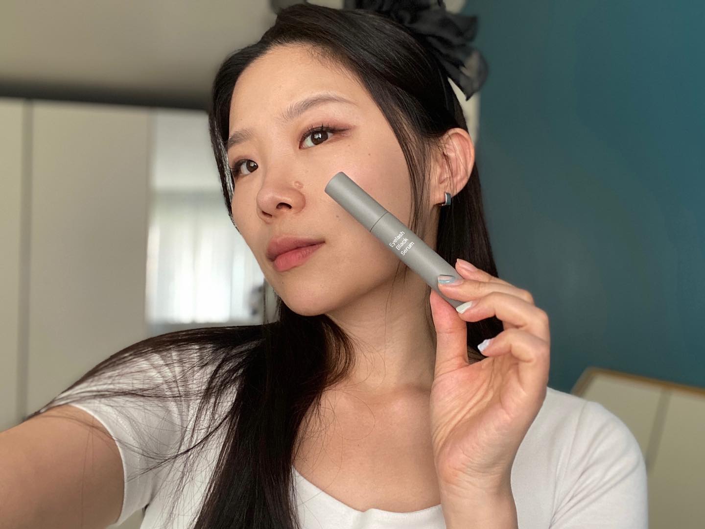 #협찬
잦은 메이크업으로 자꾸만 끊어지고 약해진 속눈썹을 구해줄 #속눈썹영양제 #닥터방기원 🖤

쓰자마자 너무나 맘에 들어서 이제 저의 데일리 아이템으로 자리잡았어요! 

전 지금 속눈썹 연장 시술을 해놓은 상태인데, 연장 후에도 사용할 수 있는 제품이라 눈매가 더 풍부하고 깊어보여요 👁️👁️

블랙워터젤 제형이라 뭉치지도 않고, 가루날림 번짐 1도 없습니다. 블랙컬러 영양제는 처음봤는데 그냥 투명컬러 세럼보다 훨씬 좋네요. 세럼 바르고 자연건조 시킨 후에는 마스카라도 가능해서, 영양의 장점과 메이크업 효과까지 가져갈 수 있어요🫶🏻✨

활용도 1000퍼센트의 #아이래쉬세럼 너무 좋아요☺️
_
#속눈썹영양제추천 #블랙속눈썹영양제 #아이래쉬 #코덕의길 #코덕리뷰 #속눈썹영양제후기 #왓츠인마이파우치 #코덕리뷰 #코덕스타그램💄 #eyelashserum
