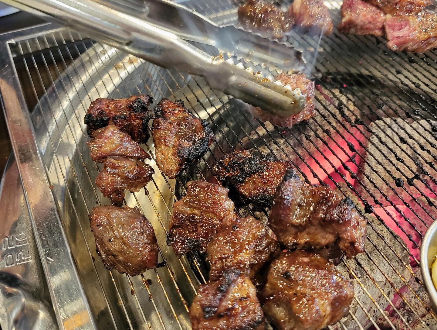 인천 중앙동 육화 본점에 다녀왔어요!

🥩 인천 중앙동은 신포시장과 개항장 근처에 위치해 있어요!

🥩 저희는 양념갈비살 500g(32,000원)과 비빔국수를 먹었어요!

🥩 둘이서 점심으로 먹기에 부족하지 않았고 고기도 너무 맛있었어요!!

🥩 역시 맛있는고기를 숯불에 구워먹으면 맛없을수가 없네요ㅋㅋㅋ

🥩 비빔국수도 양념이 달짝지근하면서 너무 맛있고 가격대비 양도 엄청 많아서 좋았어요!

🥩 언제나처럼 면과 고기를 함께 먹으니 너무 행복하더라구요

🥩 너무 만족스러웠던 맛집이네요!!

🥩 유일한 단점은 주차가 어렵다는점! 가게앞쪽에 자리있으면 해도되는데 없으면 주변 공영주차장에 주차해야되요!

🥩 재방문의사는 있습니다!만족!

위치 : 인천 중구 신포로27번길 3 1층

#육화본점 #신포동맛집 #신포동맛집추천 #중앙동맛집추천 #인천신포맛집 #인천고기맛집 #인천소갈비맛집 #동인천맛집추천 #양념소갈비살