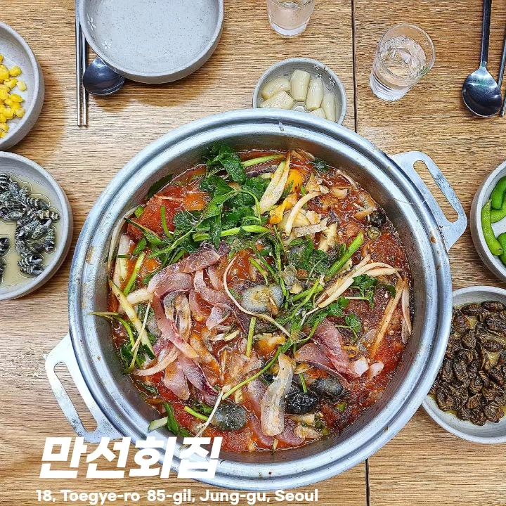 맛따라 어디든 가는 맛따라 GO!!
#신당역 #중앙시장 #만선회집 

🌞 찌는듯한 불볕더위에 지친자들이여!!
시원한 물회 먹으러 신당으로 오라!! 

🧊얼음가득 물회 육수에
이모님의 고오급 스킬로 맛깔나게 버무리면
더위도 싹 가시는 만선횟집 특제 물회 완성이요~🤩 

도톰하게 썰어서 듬뿍 넣은 막회와
바다내음 가득한 해산물 한점씩 먹고 소주 한잔 털어넣고,
새콤달콤 시원한 육수도 한입 먹으면
무더위는 어느새 기억의 저편으로 가버립니다~

🏢 만선회집
📍 서울 중구 퇴계로85길 18 

#맛따라_신당 #신당역 #신당중앙시장 #신당역맛집 #신당맛집 #물회 #신당횟집 #먹스타그램 #맛스타그램 #foodstagram #eatstagram #회스타그램 #여름음식