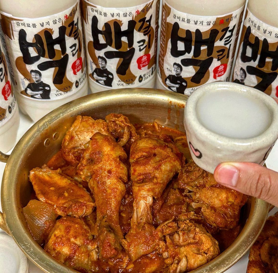#광고 ⚠️신상⚠️백종원막걸리 2탄 나왔어유~

이름은 <백걸리>. 벌컥벌컥 마시기 좋은 버전으로 작정하고 만들었다함. 도수는 4.5에 부드럽고 사이다를 탄것같은 달달함이 압도적이었음❗

닭볶음탕이랑 김치전이랑 곁들여먹다가 2병 순삭됨..쌀본연의 담백한 단맛이 느껴진달까? 특수 누룩 공법과 저온숙성, 여러번 필터링해서 부드럽고 깨끗한 맛이어서 진짜 맛있었어용..

감미료도 일체 안넣고 고품질의 예산쌀과 발효제, 물로만 만든 순수 생막걸리인 부분이 넘나 맘에 들어유~_~🙏

📖 전국 CU편의점,한신포차,새마을식당,막이오름(더본코리아 맛집들),예산시장,삽교시장,백술도가,백술상회 등에서 구입가능
(백술도가 기준4000원/1병 ->채널별로 상이할수있음)

paiksooldotcom paiksooldoga 

#백걸리#막걸리#백종원막걸리#술스타그램#전통주#우리술#막걸리신상#막걸리추천#편의점신상#편의점신상품#집들이음식추천#닭볶음탕맛집#신혼부부밥상🍴#술안주추천#예산시장#홈파티메뉴#맛스타그램🍴