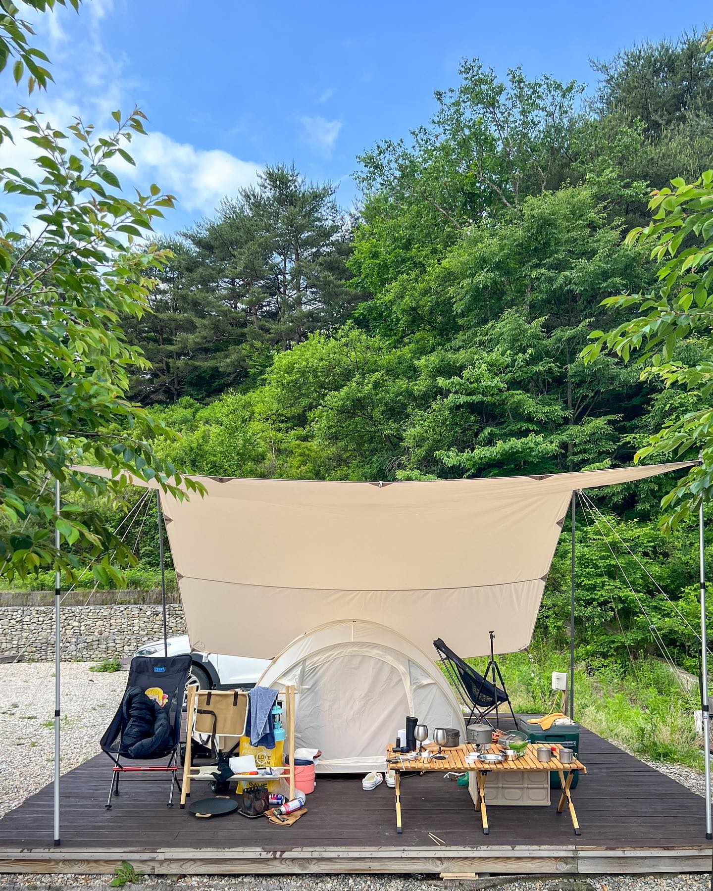 설악산이 보이는 인제 휴앤아크 캠핑장⛺️

가을에 단풍들때 와야하는 곳인데, 여름에 왔더니 쏘쏘🥲

햇빛을 피할 수 있는 명당이 하나 뿐인데 운좋게 좋은 자리를 얻어서 다행이었다. 
그나저나 강원도는 강원도구나. . 날씨가 매우 변화무쌍💨

#캠핑 #캠핑스타그램 #camping #인제캠핑장 #휴앤아크캠핑장