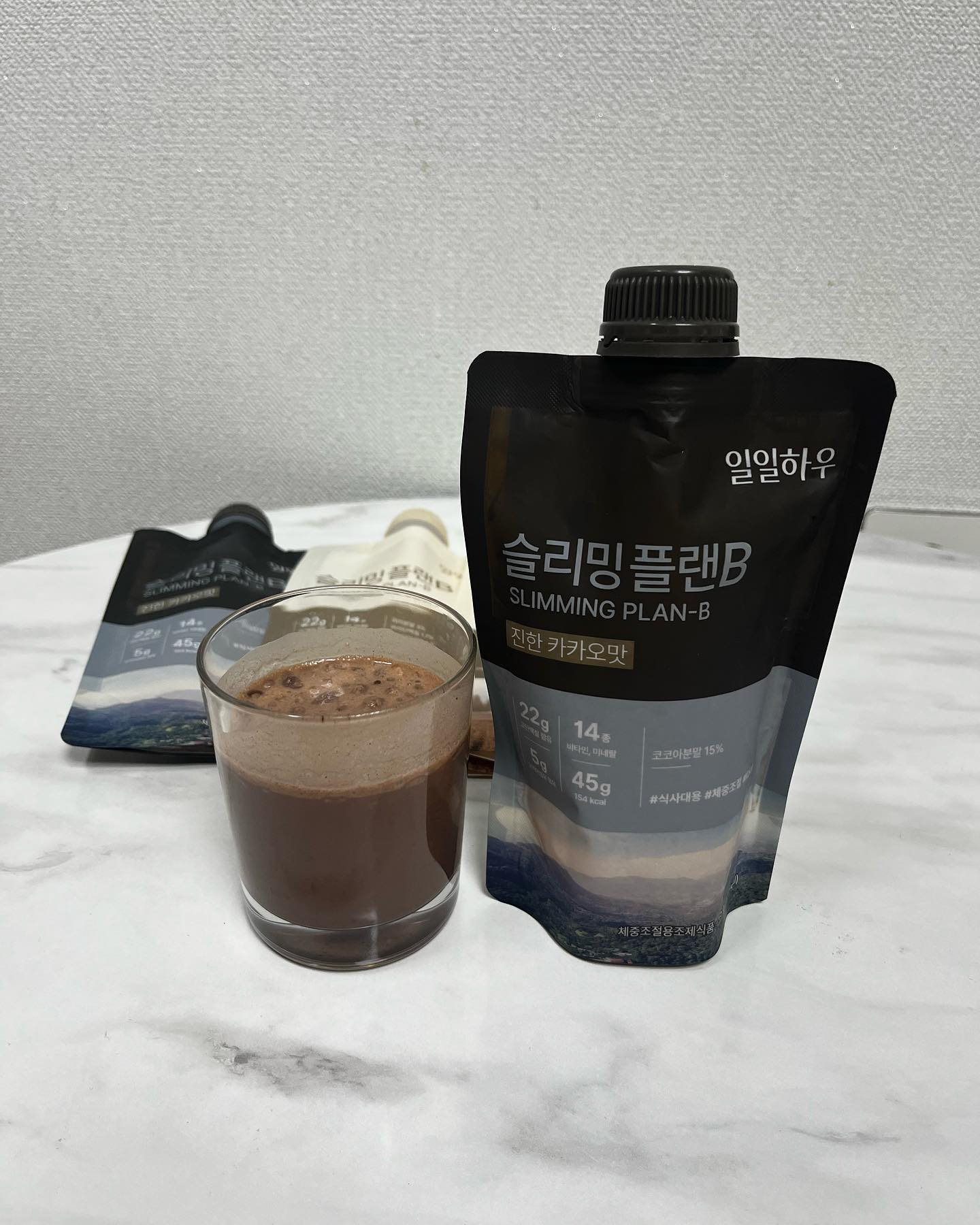 #할인구매 ililhow.official #일일하우 #슬리밍플랜비

일일하우 슬리밍플랜B 단백질쉐이크 리뷰입니다:)

카카오맛과 귀리맛 두가지로 골라서 먹을 수 있어서 좋아요
단백질 쉐이크가 잘못먹으면 미끌미끌한 맛이 느껴지는데 이건 그렇지 않네요 ㅎㅎ
카카오맛이 정말 진해요!! 그래서 더욱 맛이 좋습니다.
귀리맛도 고소하니 맛이 좋네요 ㅎㅎ
안에 단백질 크리스피가 있어서 바삭바삭 씹어먹기 좋고 포만감또한 좋아요!!
기존에 먹던 단백질 쉐이크보다 맛이 좋아서 사먹을 것 같아요 ㅎ

#간편섭취 #후기작성 #일일하우쉐이크 #단백질쉐이크 #미용 #체중조절 #반려견 #체중관리 #08L #뷰티 #맛집  #식사대용 #실시간맞팔 #신상품나왔을땐 #ililhow #체험 #카카오맛쉐이크