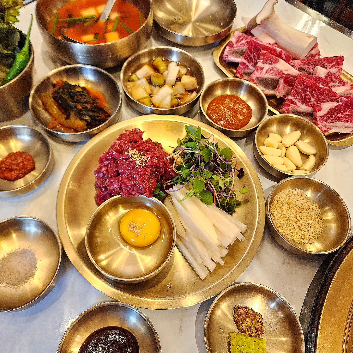 🍖🍖

#광고 #협찬

LA갈비를 생으로 먹었던 적은 처음이였는데  이렇게 맛있을수있다니🙊🙊

➕️육회도 너무 맛있어서 꼭 먹어야함

➕️된장찌개에 고기가 엄청크게 들어가있음
(이렇게 크게 들어간 고깃집은 처음!)

➕️직원분들 매우매우 친절함

🙆‍♀️재방문의사250%

#금성회관 #합정동맛집 #상수역맛집 #상수역맛집추천 #합정맛집추천 #상수맛집추천 #홍대입구역맛집추천 #서교동맛집추천 #합정역맛집추천  #홍대맛집베스트10 #홍대맛집탐방 #홍대맛집베스트 #홍대맛집투어 #홍대역데이트