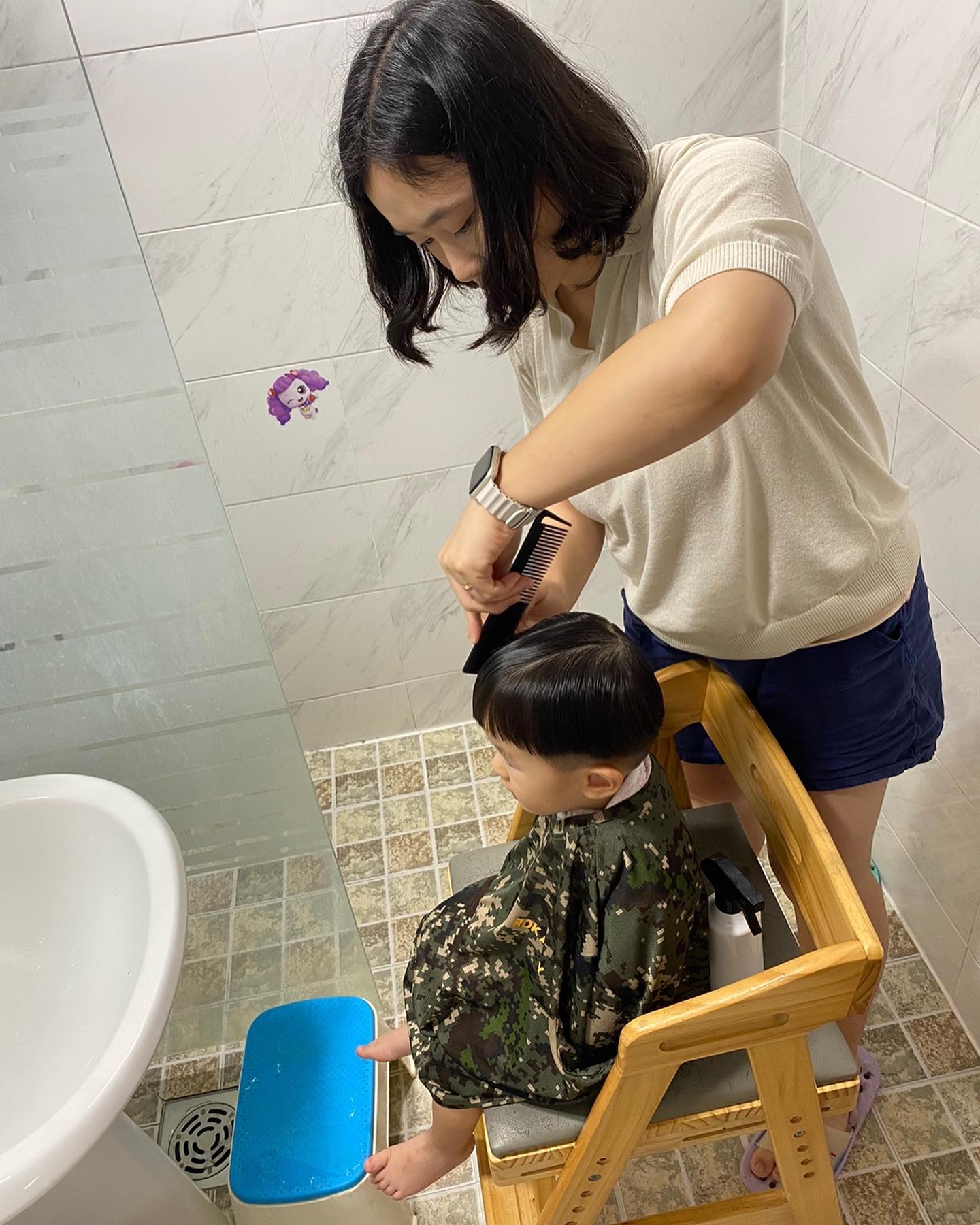 엄마의 이발!!
엄마가 셀프병 도져서그래…
뭐든 다 셀프로 해보고싶어서 그래🤣
다른엄마들은 잘 깎든데 엄만 삐뚤빼뚤하넼ㅋㅋㅋㅋㅋㅋ
땜빵은 더울까봐 보너스로 살짜쿵씩 넣어봣어😅

그래도 한시간 가까이 얌전히 앉아있어줘서 고마워😘
아빠의 만족도를 맞추기엔 수련이 필요할거가탘ㅋㅋㅋㅋㅋ
그래도 이정도믄 엄만 만족!!!🙌🏻
그래도 아빠가 포마드로 이쁘게 만져줬넹 이쁜거 니가 다해라😍
.
.
.
.
.
.
.
.
.
.
.
.
.
.
.
.
.
#2주뒤에봅시다 
#셀프이발 #커밍쑨