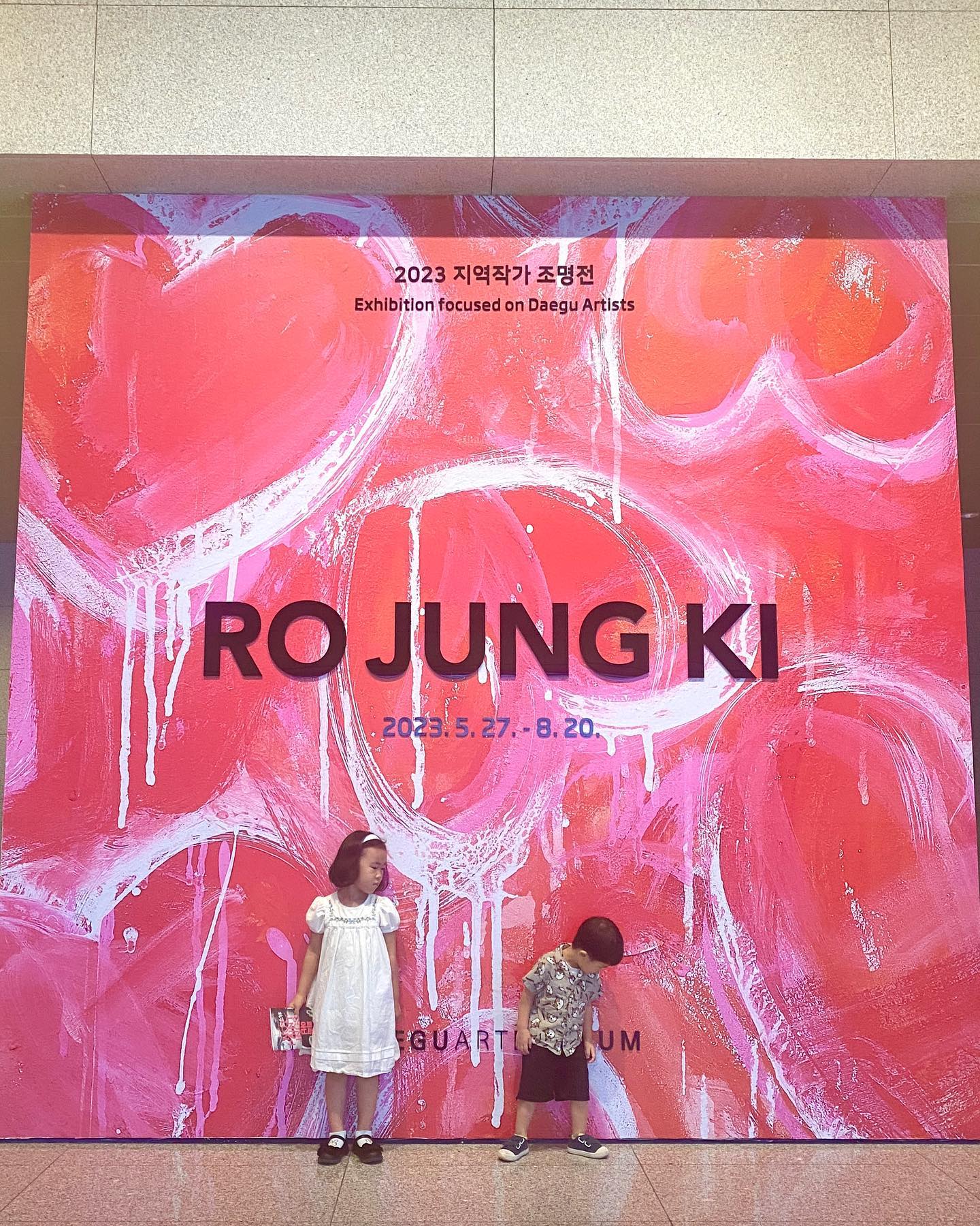 주말 나들이🎨
다온이가 요새 그림에 관심이 많아진거같아 미술관에 데리고가서 그림을 좀 보여주면 도움이 될거같아 데리고 갔다왔는데…
.
.
.
.
.
.
.
.
.
엄마만 좋았던거니…? 신이나서 그러는거야…??? 사진 찍어달라매… 왜그러는거야…? 🤯
박가온이는 유모차에서 내려올라하지…
박다온이는 이거 또 보러가요 이러고있지…
그래도 다온이가 미술관 좋다고 그러니 이 맛에 데리고 다니나보다~

다음에 또 이쁜 그림 전시회 열면 보러오자!
.
.
.
.
.
.
.
.
.
.
.
.
.
.
#전시회보다 #감자튀김이더좋을나이