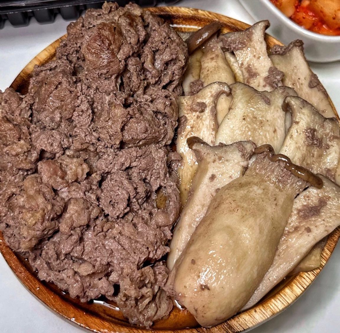 #협찬 달다구리한 소불고기 밥상한판🔥

양념자체가 넘맛있어서 밥만 슥슥비벼먹어도 맛있는 감칠맛이었음. 국물도 넉넉해서 버섯이랑 당면 다 넣어도 괜찮을정도! 고기상태 너무좋고 푸짐해서 둘이서 넘나 든든히 먹을수 있었읍니다😎🫶🏻

어른들부터 아이들까지 한국인한테 제격인맛❗깍두기랑 김치 꼭 얹어드세요 짱맛ㅋㅋㅋ

📖 #백년밥상 100_bs
📖 서울식 소불고기/12900원

#소불고기 #밀키트 #밀키트추천 #초간단요리 
#신혼부부밥상 #아이들반찬 #자취생밥상 #집들이요리 
#전국택배맛집 #불고기전골 #백반맛집 #맛스타그램🍴