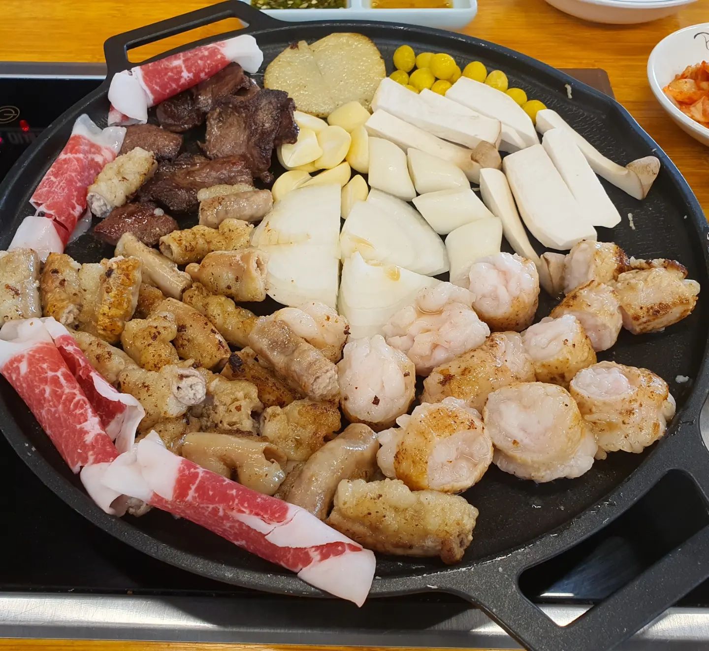 #우리동네맛집 #곱창맛집

곱창+대창 메뉴 먹었는데,
깔끔하고 곱이 가득해서 대만족!
염통도 쫄깃쫄깃 짱맛.

서비스로 주시는 한우국밥도
시원하고 맛있는.
뚝배기에 한 그릇 나오는데 양도 푸짐.

지나갈 때마다
항상 주차장이 가득 차 있길래 궁금했는데,
역시나 맛집!

양재코스트코 맞은 편이라 교통도 편리.
주차장 짱 넓음👍

가게도 되게 깔끔하고
음식도 맛나서
재방문 예정.

#양재맛집 #과천맛집 #코스트코맛집 #은나곱