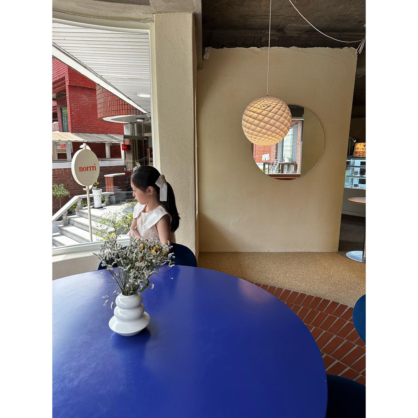 둘째 어린이집 보내고 
셋이서만 운리단길데이트 💙
넘 감각적인 카페 발견 
셋이라 넘 여유 있고 좋고만 
이제 개학을 앞두고 있다!!^^
근데 요즘은 방학숙제 없는거 실화 ?!
.
.
.
#초1 #여름방학 #운리단길 #카페노리 #norrri
#운리단길카페 #운리단길핫플 #청주카페