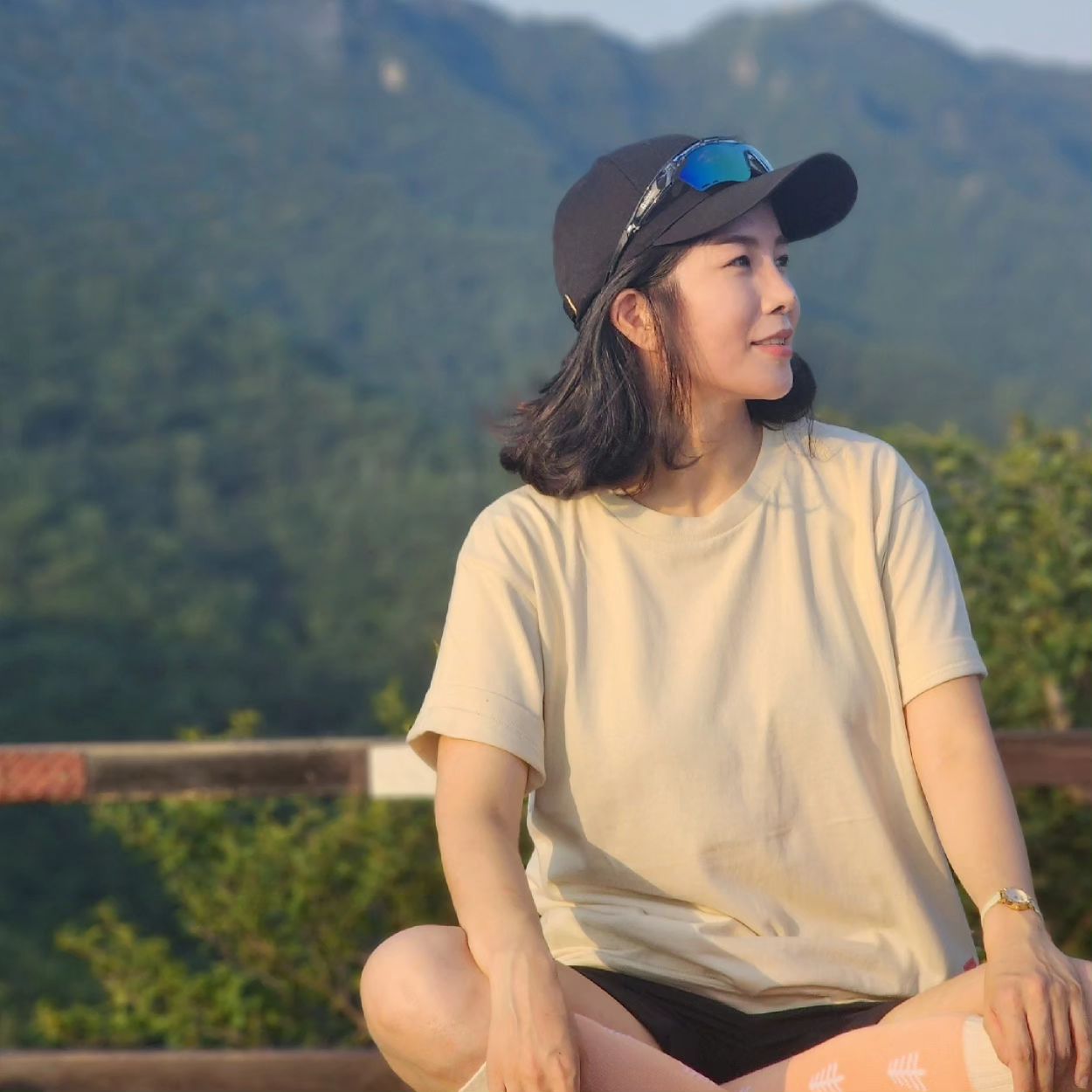 #팔공산 #브로이스터
 
 
"여러분 잘지내셨나요😊
팔공산이 23년 5월 국립공원으로 승격된후
오랜만에 다녀왔어요 
대구의 국립공원 자랑스럽네요"
 
#제품협찬  #브로이스터북한산티 ⛰️
팔공산에 브로이스터 북한산 
티셔츠 입고 다녀왔어요
새롭게 출시된 북한산 티셔츠 
멋진 북한산의 모습과 함께 다양해진 컬러🎨👕
지난번 설악티 편하고 원단이 좋아 
일상에서도 즐겨입는데 이번에도 역시
디자인 착용감 원단
삼박자를 충족시키는 브로이스터
어디에도 없는 산꾼들의 완소템이에요💓
 
더위조심하시고 의미있는 광복절 되시고
한주도 행복하세요🥰🇰🇷
 
 
 
 
 
#산수빈 #북한산 #북한산국립공원 
#북한산티셔츠 #등산 #등산그램 #산스타그램