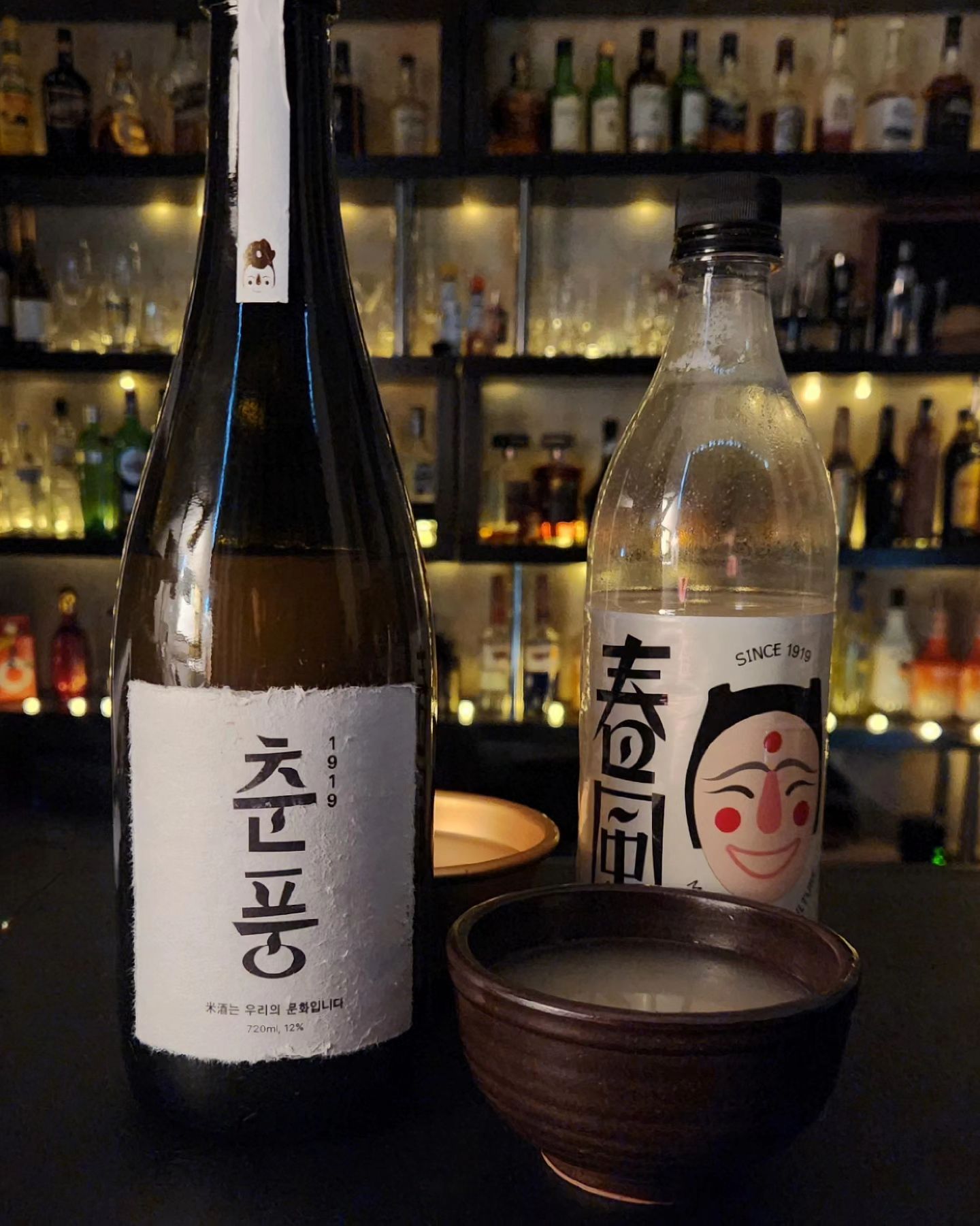 #협찬 #춘풍막걸리
막걸리의 세계화를 위해 제대로 준비하고 나왔다는 막걸리를 소개합니다 :) 춘풍미주는 전형적인 막걸리의 맛을 크게 상위호환시킨 맛이었고, 산미와 탄산이 많지 않은 화이트와인을 먹는 기분이었습니다. 

양조장에 초대되어 영업시간 이후에 가봤는데요, 1층에 양조장이 있는데 디지털화된 기계들이랑 철로 된 발효통들... 전세계의 춘풍양조장에서 같은 맛을 내게 하기 위해 양조하는 과정에서 AI 기술을 쓴다고 하신다..

막걸리에 AI 러닝이라뇨 아니 저는 막걸리라고 해서 항아리 이런거 생각하고 왔는데요ㅋㅋㅋㅋㅋㅋ

2층으로 올라가자 막걸리 색인데 현대적인 분위기가 넘치는 바가 준비되어 있었어요. 이곳에선 프리미엄 막걸리의 시음과, 이를 활용한 칵테일들을 맛볼 수 있었는데, 막걸리칵테일...? 의심했지만 주스랑 탄산을 더한 하이볼, 캄파리느낌많은 칵테일들을 먹고 칵테일에 대한 시야가 많이 넓어졌어요. 특히 데킬라+커피의 브레이브불에 춘풍미주를 섞은건 너무 맛있어서 집에서도 만들어먹었는데, 커피의 씁쓸함에 누룩의 달달함이 섞이고 데킬라의 향이 더해져 그 무엇하나 개성이 죽지않고 잘 화합된 칵테일이더라고요. 완전 추천합니다! 더불어 좋은 바에서 좋은 경험을 선물해준 춘풍양조장과 술덕후님께 감사드립니다 :)

chunpoong_official
namsu2922978
#춘풍양조장 #막걸리 #춘풍미주 #막걸리맛집 #막걸리추천 #술추천 #막걸리칵테일 #칵테일변형 #막걸리안주 #칵테일추천 #약수역 #약수역맛집 #칵테일바 #전통주 #바텐더 #먹스타 #술스타그램🍻🍸🍹🍷#제품제공
#제품제공협찬 #감사합니다🙏 #koreandrink #koreanfood #makgeolli