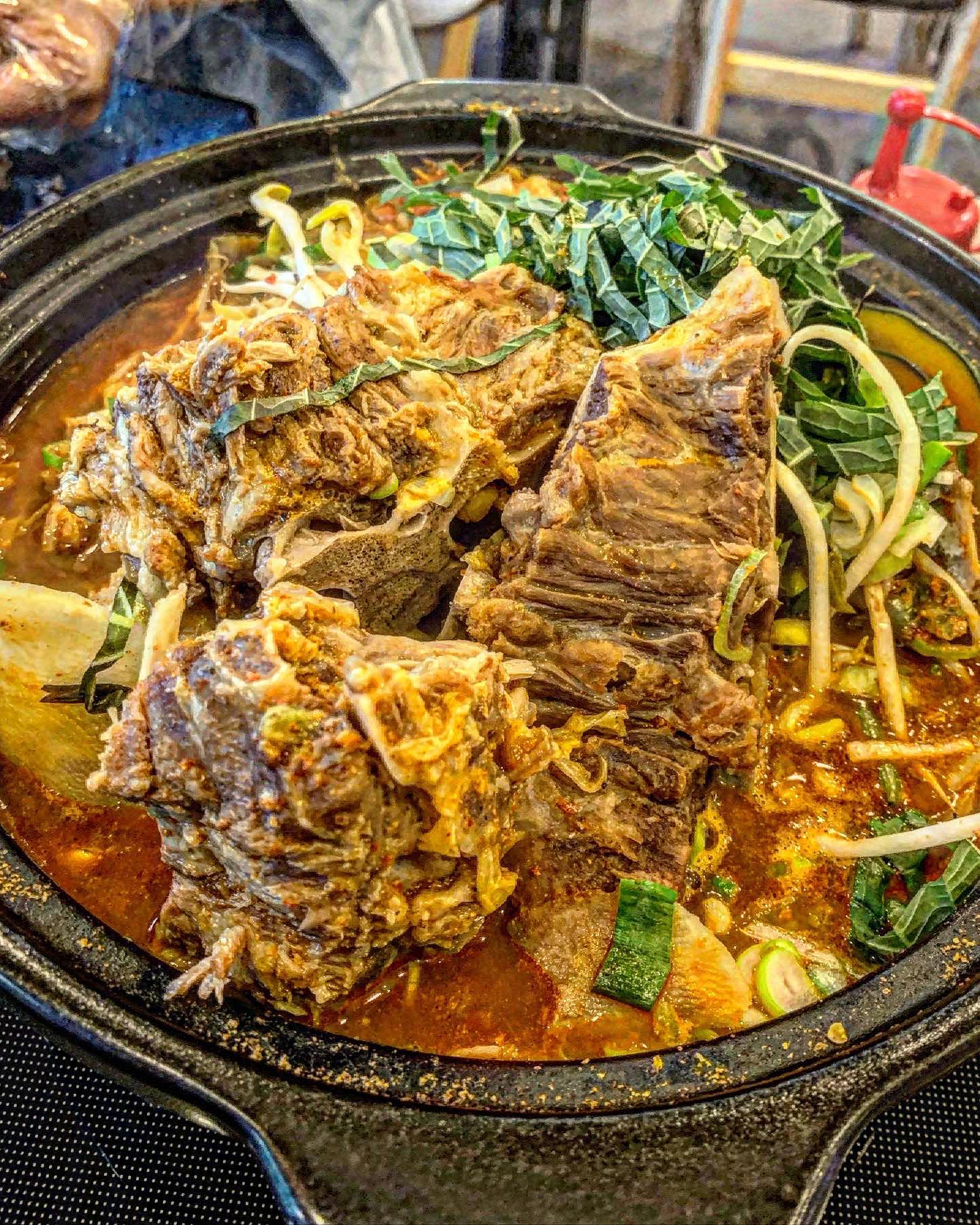 #더담 #순천더담 

✔️한방인삼 감자탕

오늘은 연향동 감자탕 맛집
더담에 다녀왔습니다 !

연향동 감자탕 맛집 더담은
배달과 포장이 많은지
포장용기들이 왕창 쌓여져 있었어요
주방쪽이 엄청 넓었어요 ‼️

모든 메뉴가 한방이라 적혀있어서
혹여나 한방냄새가 너무 많이 나면
어쩌나 평소에도 한방으로 한 음식이나 한약은 못먹는데 ,, 하고 걱정했어요 ㅠㅠ

이 집 계란찜 완전 취저 !!!
저 앞으로 집에서 계란찜 해먹을땐
참기름 꼭 넣어서 해먹을꺼에요
물도 많이 넣으니 계란이 더 부드럽고 포슬포슬하니 꿀맛 ㅜㅜ
참기름 넣으니 완전 꼬수미 ~ 했어요

감자탕을 시키면 주먹밥이 서비스로
나온대요 !!! 대박사건 ~~
이건 저희 어무니 취저 ! 거의 다 드셨답니다 ,,, 마지막엔 한알 남은
주먹밥에 감자탕 국물 넣어서
비벼 드셨어요
ㅋㅋㅋㅋㅋㅋㅋㅋㅋㅋㅋㅋㅋ

깻잎 왕창 올라간 감자탕이 나왔습니다 감자와 단호박 콩나물 배추도 들어가있어요
(한방감자탕이라 삼과 대추도 들어있습니다)
이게 소짜리라니 ,,,
감자(등뼈)가 몇대야 ,,,, 왐마
살코기도 덕지덕지 붙어있고
빨리 소스에 콕 - 찍어서 먹고싶따

살코기와 뼈가 완전 부드럽게
잘 떨어지고 부드러우니 잡내 안나고 맛있었어요
완전 푸욱 끓이신 느낌
아 !! 그리고 제일 중요한 한방냄새 !!
하나도 안난다고 말할 수는 없지만
그 냄새를 싫어하는 전데
의식할 정도로 나는건 아니었어요
그냥 완전 맛있는 감자탕이다 !
이런느낌이랄까 ? ㅎㅎ 만족

감자탕 안에 들어있는 콩나물이랑
배추가 또 밥이랑 잘 어울리더라구요
몰캉알캉한 배추에서 단맛이 느껴지고 콩나물의 아삭함은 말모 ,, 🫢

매장도 엄청 깔꼼해요
방문이 어려우신 분들은 배달로라도 즐겨보시길 바랍니당 !

#감자탕 #한방감자탕 #감자탕맛집