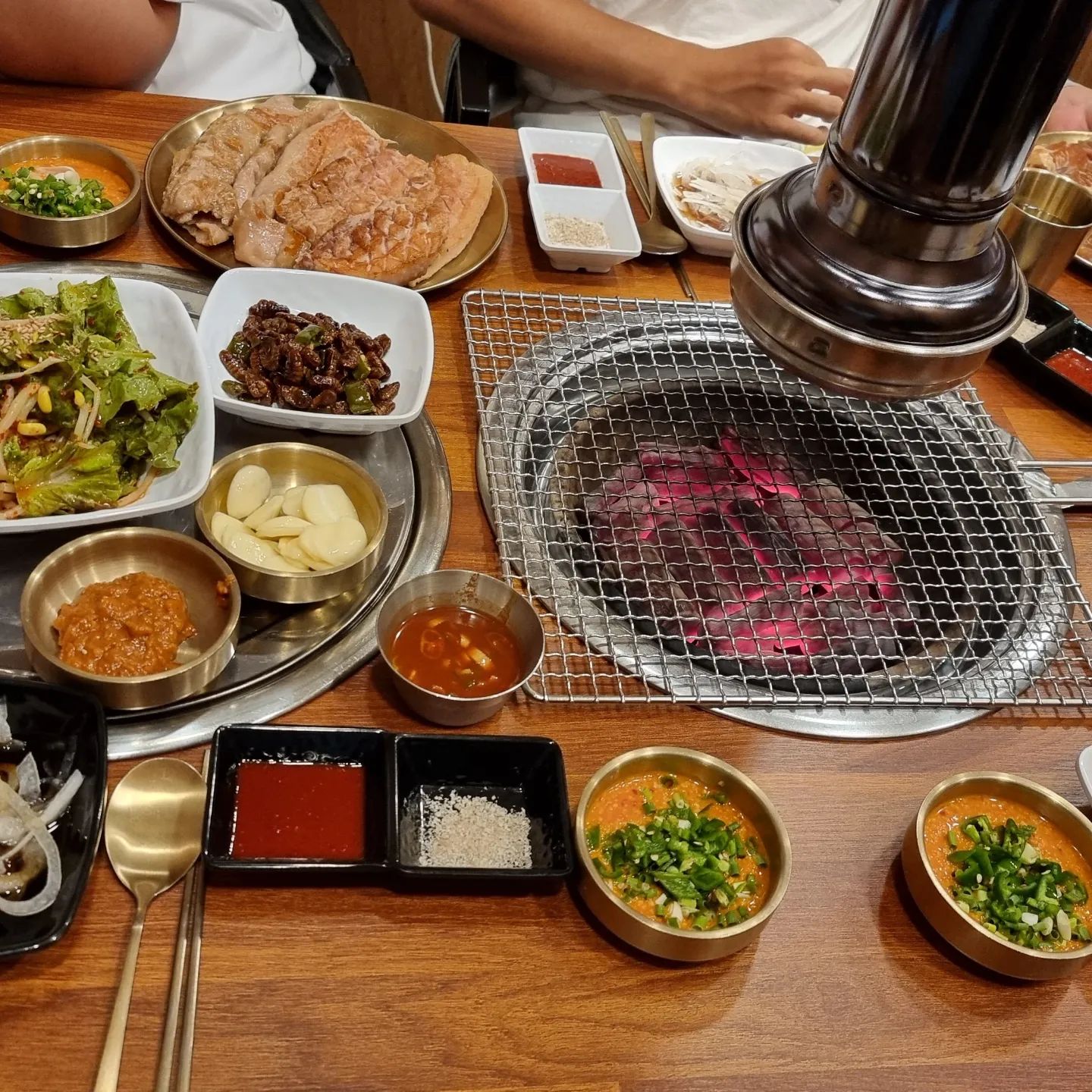 벌집삼겹살이랑 막창은 초벌로 구워져 나와서 더욱 편하구요
여튼 전 한가지보다는 여러가지 먹는걸 좋아하는 편이라
요런 다양한 구성을 맛볼수 있는것 좋아합니다.
전문 막창집처럼 잡내도 없고 고소함이 팡팡
막창 소스도 맛있어요..
돼지갈비 완전 제대로!!!
고기의 쫀득한 식감이 넘 오랜만에 맛있는 돼지갈비를 맛보았답니다..
#시지막창 
#수성구점심 
#신매동막창 
#시지맛집
#수성구막창 
#수성구맛집 
#시지돼지갈비
#수성구돼지갈비 
#신매동돼지갈비
#하후돈