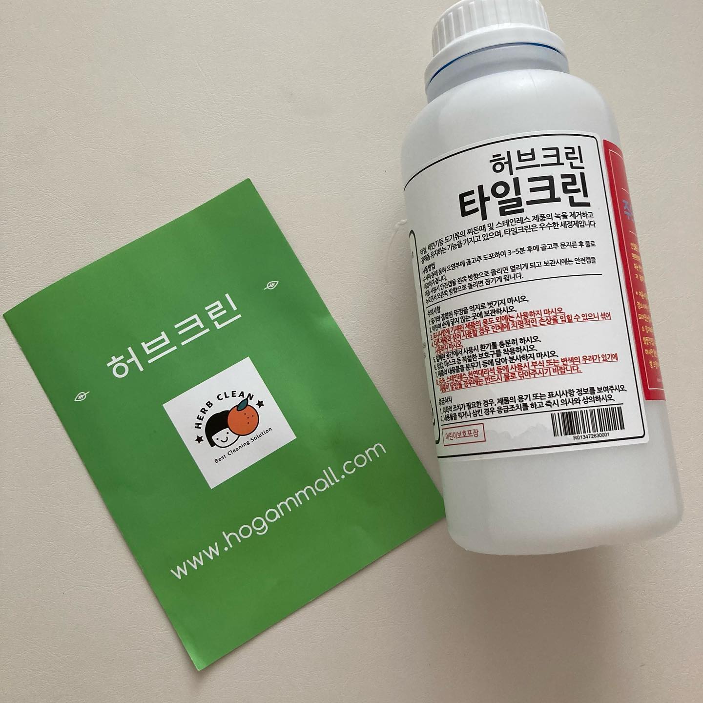 #협찬
허브크린 타일크린🌱

요즘 육아하느냐 화장실에서 샤워하면 
물기 그대로 못닦는 경우가 많아요🥹
그래서인지 화장실청소를 해도 며칠만 지나도 줄눈에 곰팡이가 그래도 나와 스트레스받더라구요😢

평소 락스를 붓고 시간 꽤 지나서 화장실 박박 닦아가면서 청소를 했어요
깨끗하게 지워지긴 했지만 시간소요도 너무 되고 락스 냄새도 지독한거 다들 아시잖아요😭

허브크린 타일크린은 냄새가 거의 나지 않고 3~5분 방치하고 칫솔로 살살 닦아주니 곰팡이가 순식간에 닦여지더라구요!!
용액을 부으면 거품이 나는게 벌써 믿음직..!!!

화장실 곰팡이 청소가 너무 쉬워졌어요😊
용량도 커서 화장실 줄눈, 세면대 도기 등 청소 맘껏해도 오래 쓸 것같아 좋아요~!

앞으로 화장실 청소템은 요 타일그린이면 끝날거같아요❣️🌱

#타일청소 #줄눈청소 #타일바닥청소 #욕실바닥청소 #화장실바닥청소 #타일 메지 청소 #타일 줄눈 청소 #욕실타일청소