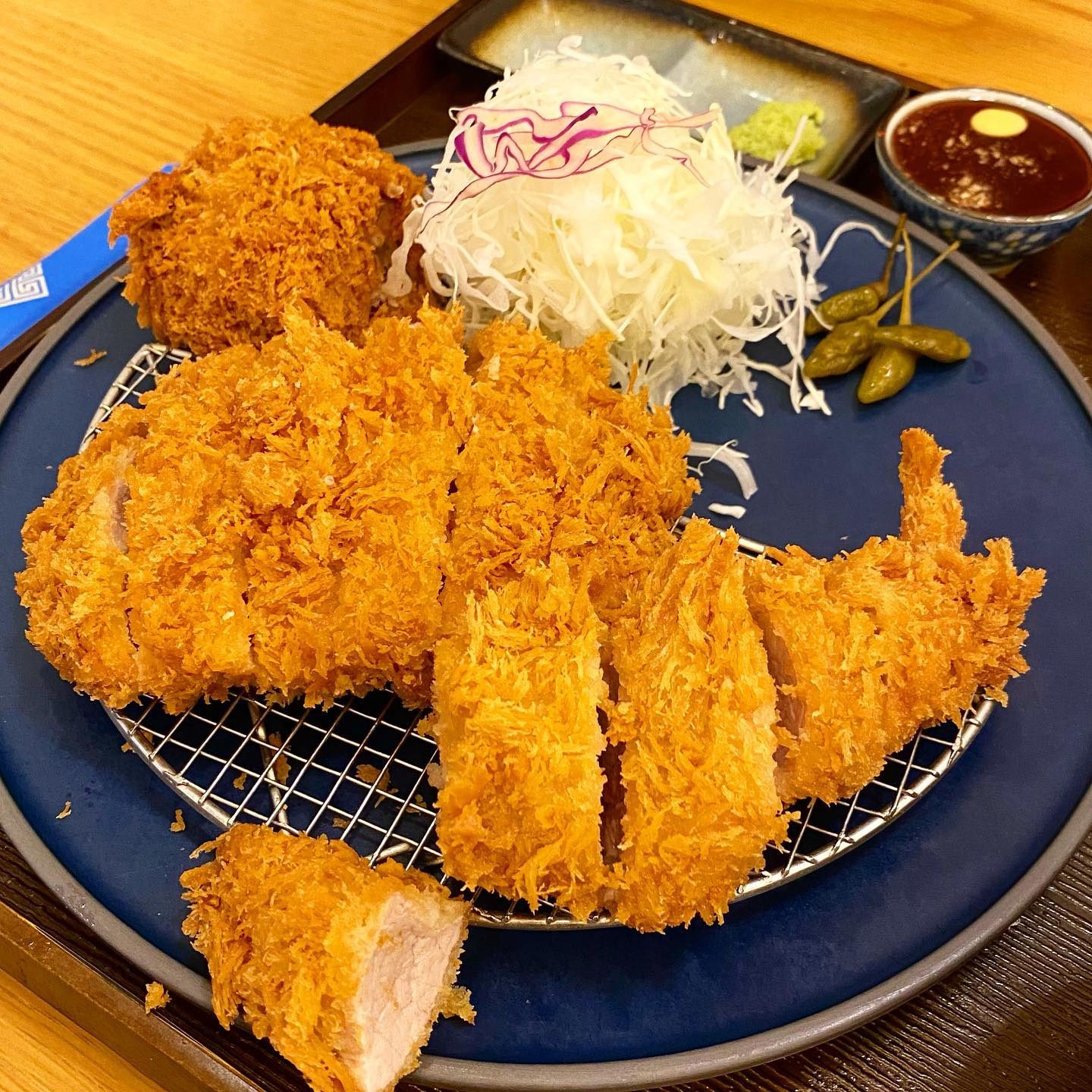 #대전 #어메이징카츠 🐷🐷🐷
#둔산동맛집 
.
🌟모듬카츠 15,000원✨
로스(등심)+히레(안심)+멘치카츠2pc
🌟반반카츠 14,000원💕
로스카츠+히레카츠
🌟새우 후라이 1P 2,500원👍
🌟일본식카레 2,500원
.
✔️교차 숙성 돈카츠 전문점💘
✔️테이블 위에 비치되어 있는 샐러드 드레싱, 히말라야 소금, 안내판
참깨 드레싱💛
✔️히말라야 소금, 와사비, 돈까스 소스, 겨자,
깍두기, 양파절임, 미소 된장국, 밥으로 구성‼️
✔️모든 반찬과 국, 밥은 리필 가능💕

✔️로스 카츠, 새우 후라이 추천🔥
바삭한 튀김 옷, 단단하지만 촉촉한 육질🐷
.
주소: 대전 서구 둔산로74번길 12 1층
영업시간: 10:00-21:00 영업
15:00-16:40 브레이크 타임
20:30 라스트 오더🔥
🙏매주 일요일 휴무
✔️주차는 1대 1시간 가능✨