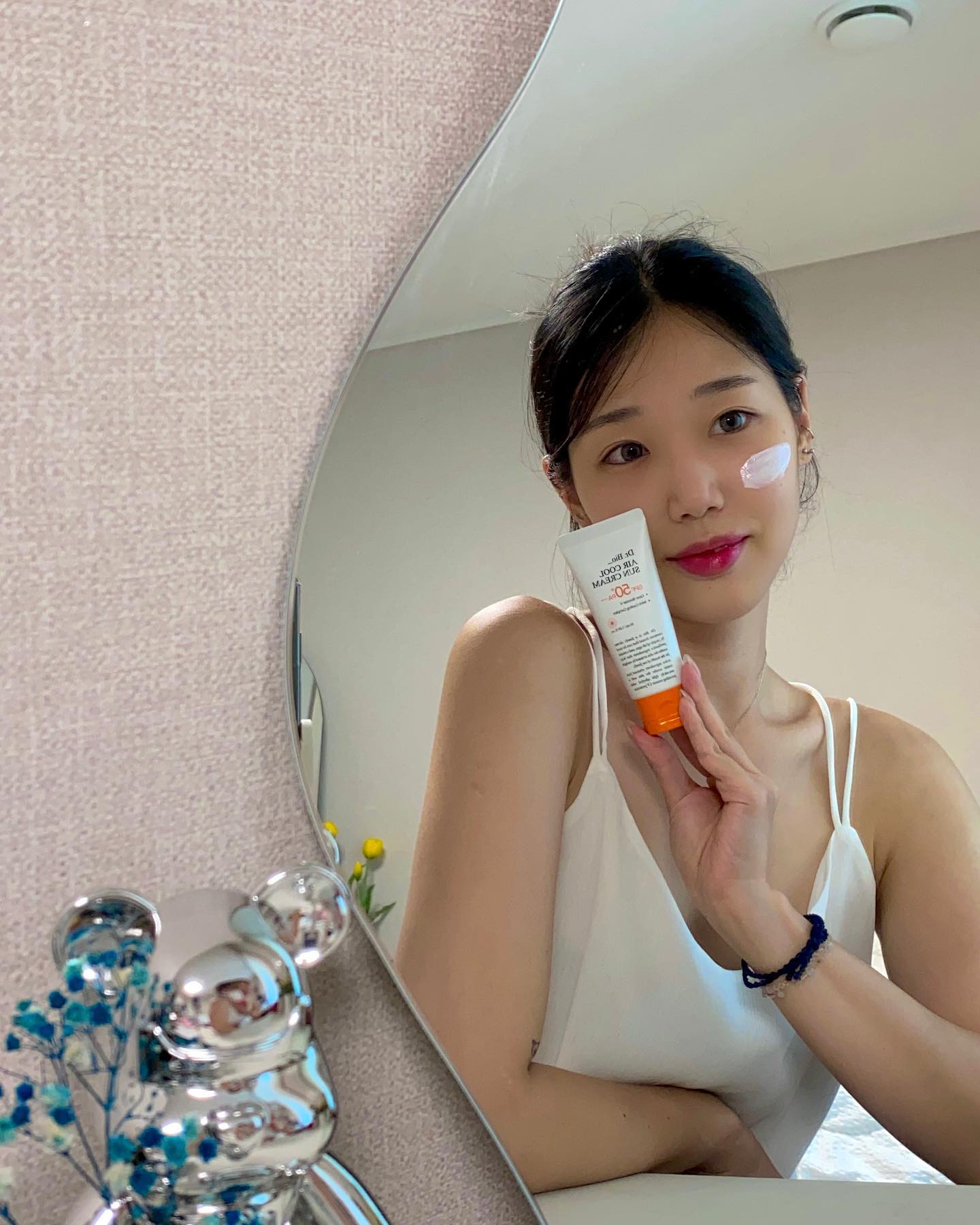 ☀️에어쿨 무기자차 선크림☀️

#닥터바이오#광고#광고지만솔직후기
💧55%수분베이스 함유로 촉촉한 사용감과 실키한 마무리감을 가지며 물리적 자외선 차단제인 비건 징크옥사이드가 고함량 함유되어있어 자연스러운 🤍톤업효과🤍 뿐 아니라 진정효과&피부보호효과가 있어 자외선에 지친 피부를 빠르게 진정시켜주고, 피부가 연약한 아이피부에도 사용가능해서 진짜 추천!!입니당!!

썬크림은 여름뿐 아니라 4계절 다 발라줘야하는데 
발림성 진짜 촉촉하고 바르자마자 톤업효과 바로 나타나는거 진짜 최고! 화장하기 귀찮을때 이거 하나면 충분할거같아요!!🫶🏻

#닥터바이오#썬크림#선크림#자외선차단제#순한선크림#무기자차선크림#임산부선크림#온가족선크림#썬크림추천#선크림추천#백탁없는선크림#천연선크림#임산부선크림추천#유기농선크림#선로션#썬로션#임산부선물#선물추천#자외선차단제추천
