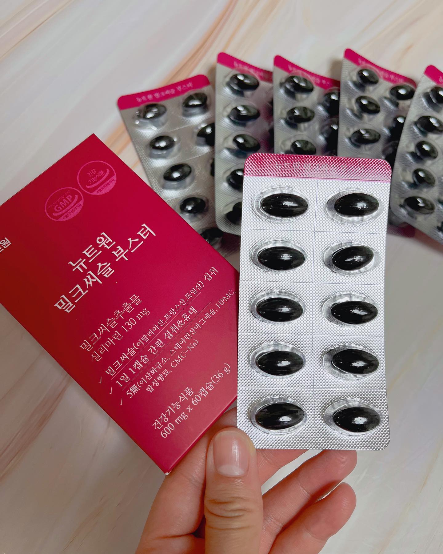 #협찬 #뉴트원밀크씨슬부스터
⠀⠀⠀
아이둘 육아하며 맞벌이까지 -
바쁘게 지내다보니 생활 및 식습관이 
자연스레 불규칙해지더라구요 🥲
⠀⠀⠀
피로감이 쌓여 몸이 쉽게 지치고
아침에 일어나기가 너무 힘든찰나
만성피로에 밀크씨슬 섭취가
활력있는 생활에 도움이 된다고 해서.ᐟ
⠀⠀⠀
식약처에서 기능성을 인정받은 간 제품을 찾다가
정담트리 뉴트원 밀크씨슬을 알게됐어요 👍
⠀⠀⠀
1일1회1캡슐 한번에 간편섭취 하면되구요 -
큰 알약은 먹기 힘들어하는 저에게
목 넘김이 딱 좋은 작은크기의 정제로
편안하게 매일 1정씩 섭취 하고있답니다👌
⠀⠀⠀
간의 신체 내 역할은 
생명 유지에 필수이기 때문에 
손상되기 전 관리해야 한다고해요 -
⠀⠀⠀
간 건강이 염려되고 
건강관리 하고싶은 분들께
추천 또 추천드립니당 🫶🔥🔥
⠀⠀⠀
🔖 𝑻𝒉𝒂𝒏𝒌𝒔 𝒕𝒐 jdhealth_official
⠀⠀⠀
⠀⠀⠀
#뉴트원 #뉴트원밀크씨슬  #약사개발 #밀크씨슬 #간영양제 #피로회복 #만성피로 #밀크씨슬추천 #실리마린 #직장인영양제 #영양제추천 #정담트리 #영양제선물#선물추천