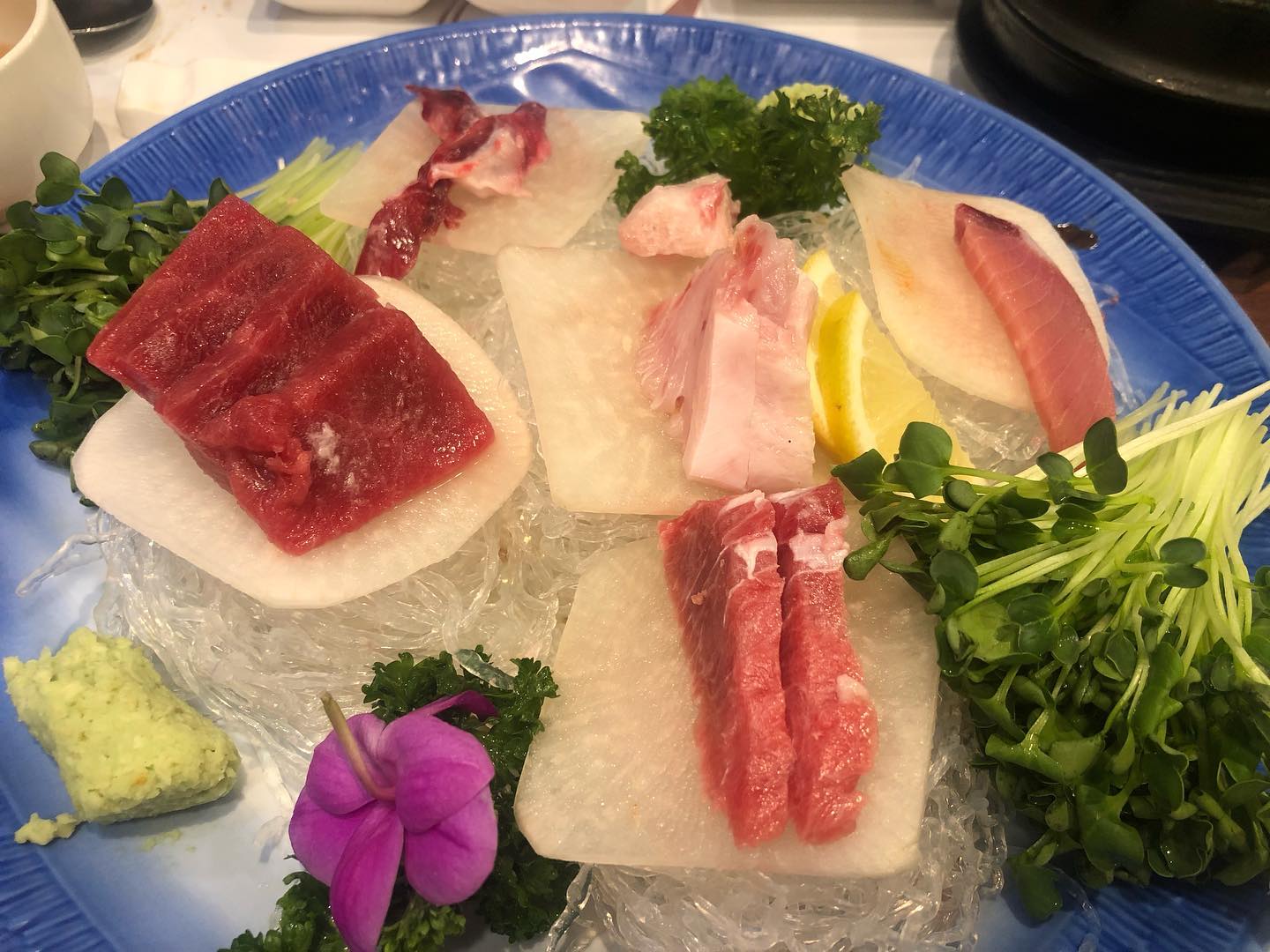 🥢 인천 동암역 ‘독도참치’에 다녀왔어요!

🥢 독도참치 동암점은 동암역 북광장 먹자골목에 위치해 있어요!

🥢 저희는 1인 49,000원짜리 무한리필을 주문했어요!

🥢 부위명은 모르겠는데 뱃살같이 부드럽거 기름진 부위가 맛있어서 계속 먹게 되더라구요!

🥢 웨이팅은 없었지만 불금이라 손님이 많이있어서 요리가 좀 늦게 나왔습니다ㅜ

🥢 참치는 매일 생각나지는 않지만 가끔씩 먹으면 맛있게 먹게되네요!!

🥢 위치 : 인천 부평구 백범로468번길 20 기문빌딩

#동암역맛집 #동암맛집 #인천동암맛집 #독도참치 #독도참치동암점 #십정동맛집 #인천맛집투어 #전국맛집투어 #전국맛집탐방 #인천참치 #참치맛집추천