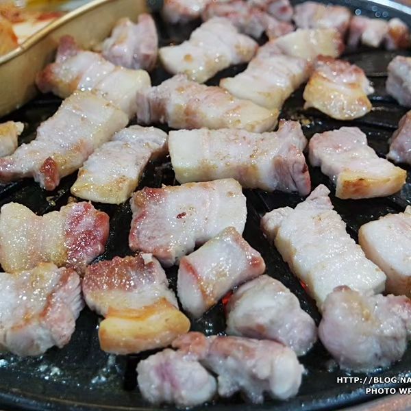 맛있는 고기!! 푸짐하게 즐기고 싶을때 다녀오기 좋은 북촌삼대 가산본점♡♡ 소고기도 돼지고기도 퀄리티 굿굿!!
샐러드바까지 함께 할수 있으니 푸짐함은 기본!
밥이랑 국 여기에 라면까지 먹고싶은 만큼 즐길수 있어서 가족 외식장소는 물론 회식장소로도 그만인 북촌삼대였어요~~

냉면도 맛있어서 고기랑 찰떡궁합을 자랑했음 ㅋㅋ
소고기 등심에 삼겹살과 목살까지 원없이 먹고 집까지 걸어왔다는건 안비밀^^;;

조만간 또 달려가겠습니다~~

#가산동맛집 #가산디지털단지맛집 #가산고깃집 #북촌삼대 #무한리필 #샐러드바