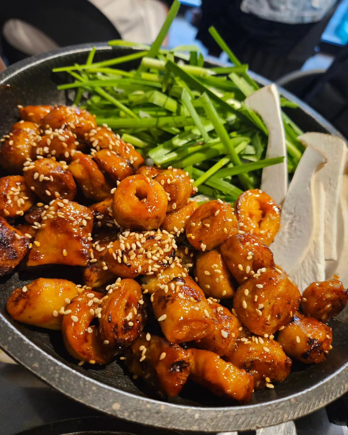#추곱창
회사 근처에서 찾은 맛집❤️

#연탄양념구이막창
쫄깃한 막창이 완전
맛있는 양념이랑 완전
조합이 완전 대박이예요!!!

#철판야채곱창
곱창가득 야채가득
진짜 야채곱창은 사랑이지요!!!
쫄깃하고 완전 맛있습니다 진짜!!

#볶음밥
보끔밥은 무조건 먹어야죠!!
보끔밥 곱창양념이랑 잘어울려요!!!

돼지막창인데
막창에서 냄새도 안나고
완전 대박 맛있습니다❤️❤️

가격도 완전 갠찮규
요기는 진짜 저만 알고싶군요!!!

#상암맛집 #상암동맛집
#상암동곱창집 #곱창맛집
#회사원점심 #회사원저녁
#직장인점심 #직장인저녁
#소통 #일상 #먹팔 #맞팔 #맛집
#브이로그 #음식리뷰 #제품리뷰 #강사원