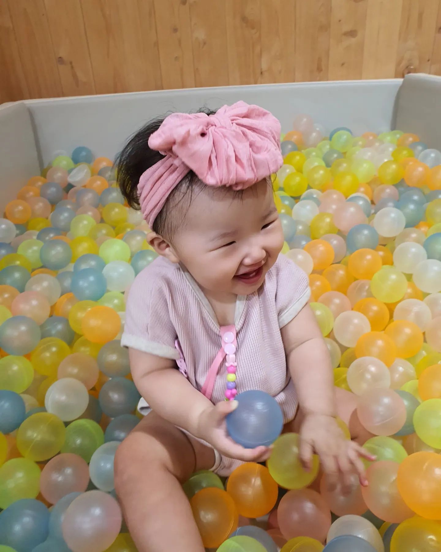 아기와 제주살이가 좋았던 수많은 이유 중 하나👍

또 가고 싶은 #비자숲힐링센터 #아랑이놀이터 💕
처음 가 본 #볼풀장 에서 아주 행복한 우래기❤️
아주 그냥 물고 빨고 #소독티슈 가 열일🤣