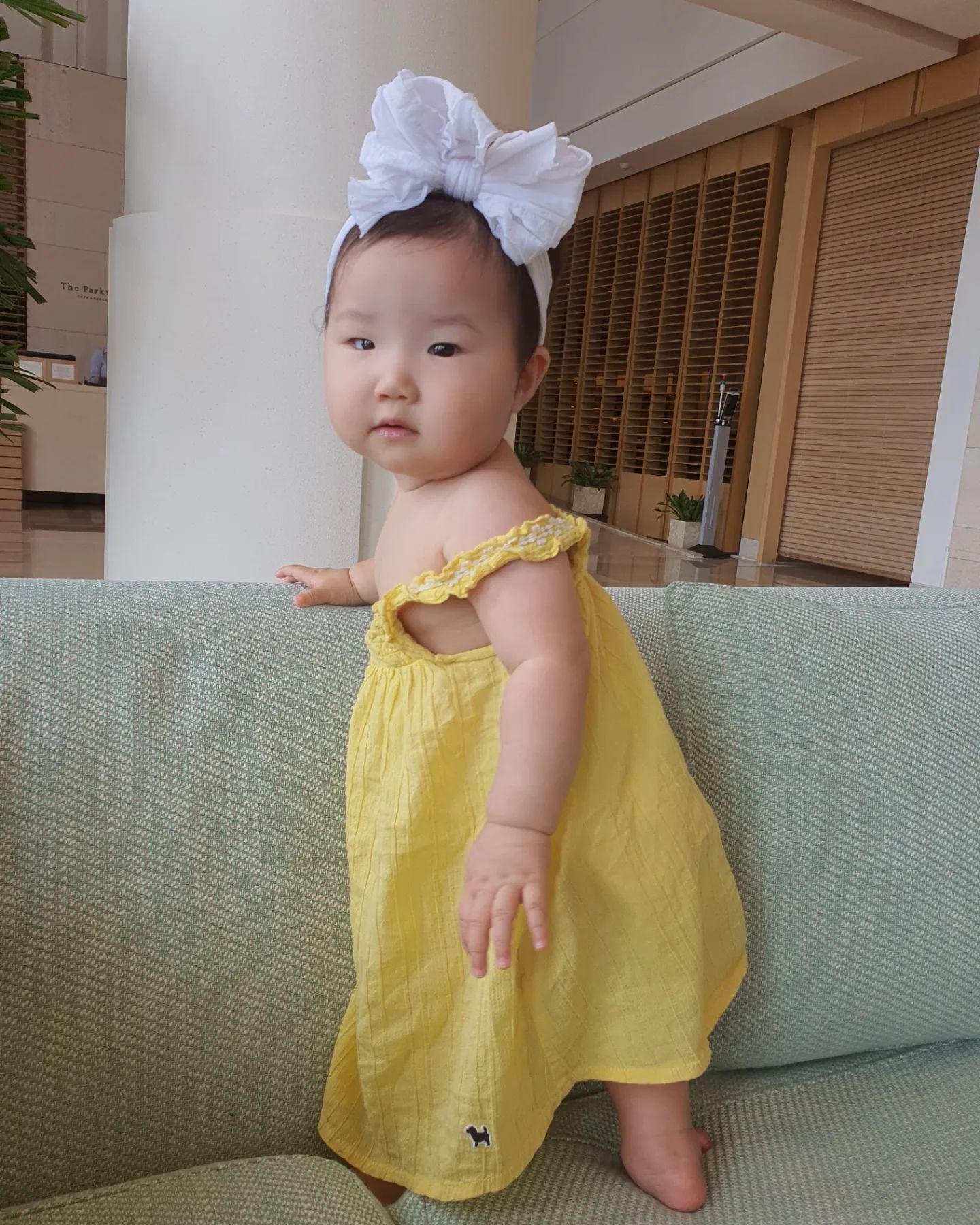 밥먹으러갔다가
민트쇼파가 맘에 든 아기🫒
예쁜 꽃도 보고
달콤한 수박도 많이 먹은 날🍉
#은수저 로 먹으니 더 맛있었나봄