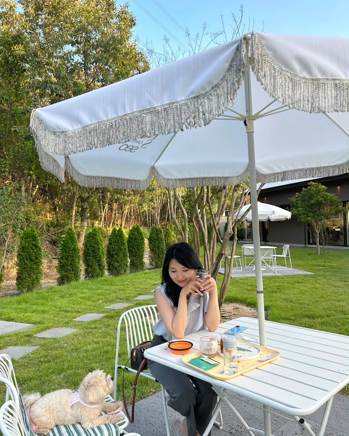 대구근교 #대형카페추천 ☕
차로 50분! 성주에 위치한 카페예요🌿🌳
강아지동반이 가능한 곳이라, 드라이브겸 #지구솔삼총사💗 출동~~ ‼️

원래도 셋이 잘 붙어다녔는데, 같이 살면서 더더욱 껌딱지가 된 우리 🥰 웬만하면 외출할 때 강아지 데리고 갈 수 있는 곳으로 찾아다니는데유~~ 여기 야외공간이 넓구 잔디밭이라 솔이도 좋아했어요✨✨ 풀 좋아하는 우리 댕댕이 완전 신남 🐶🐶

소품샵? 편집샵도 같이 운영중이구, 커피랑 빵도 맛있어요 ❤ 특히 밤식빵 진쨔 맛있어요ㅠㅠ 꼭 드세여🙏🏻증말... 겉바속촉...🤍

•┈┈┈•┈┈┈•┈┈┈
📍성주 #하우스소서 (haus_soseo)
- 애견동반 가능(실내❌ 야외⭕)
•┈┈┈•┈┈┈•┈┈┈

#대구근교드라이브 #대구근교카페 #경북카페추천 #애견동반카페 #성주카페 #성주카페추천 #똑소리투어_카페 #경북애견동반카페 #경북애견동반