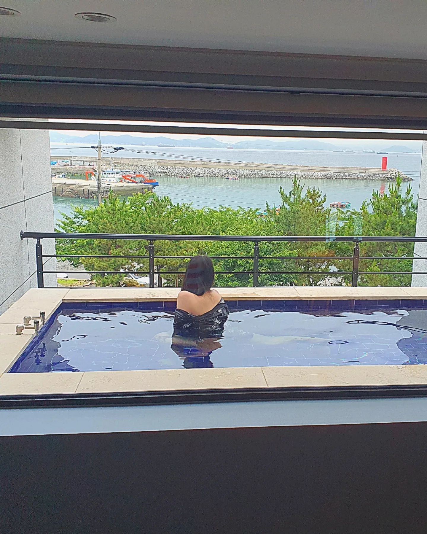 #협찬 #남해안녕노을풀빌라 
🌅 노을이 참 예쁜 숙소인데 비를 몰고 다니는 저는
이 날도 노을을 마주하지 못 했어요 😂
그치만 개인 수영장도 있고 밤 바베큐 할 때의
뷰는 잊을 수 없어요 🤗
새벽에 잠 깨서 사람 구경 바다 구경 하는 힐링도 깨알잼
작년 3월에 지어진 숙소라 깨끗하고 청결했어요
한적하고 평온해서 편안하게 묵고왔답니다 👍

자세한건 프로필링크 블로그 클릭
돋보기 남해안녕노을풀빌라 검색 👈

사계절 풀장 이용 6-10월 미온수 무료 외 추가요금 발생
바베큐 ✔️ 20,000원

📍입실 15:00 , 퇴실 11:00
📍경남 남해군 남면 남면로 1061번길 12 

❤️
🧡
💛
💚

#남해여행 #남해펜션 #남해숙소 #남해풀빌라 #남해풀빌라펜션 #남해숙소추천 #남해가볼만한곳 #남해노을 #경남숙소 #경남숙소추천 #경남풀빌라 #경남풀빌라펜션 #경남풀빌라추천 #여행스타그램 #여행에미치다 #선팔하면맞팔 #like #followforfollowback #커플스타그램