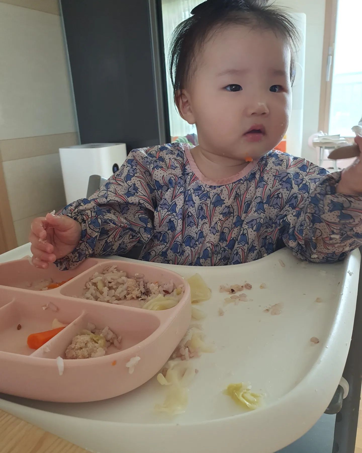 +307
오늘의 #율리더베이비

#후기이유식 점심메뉴 : 오곡진밥, 찐당근, 찐양배추, 찐대게살, 찐두부

제법 어린이 느낌이 물씬.
머리도 많이 길고 맘마도 잘 먹고.
근데 숟가락 고만 좀 떨어뜨리쟈!
계속 줍느라 엄마 관절 바사삭😢