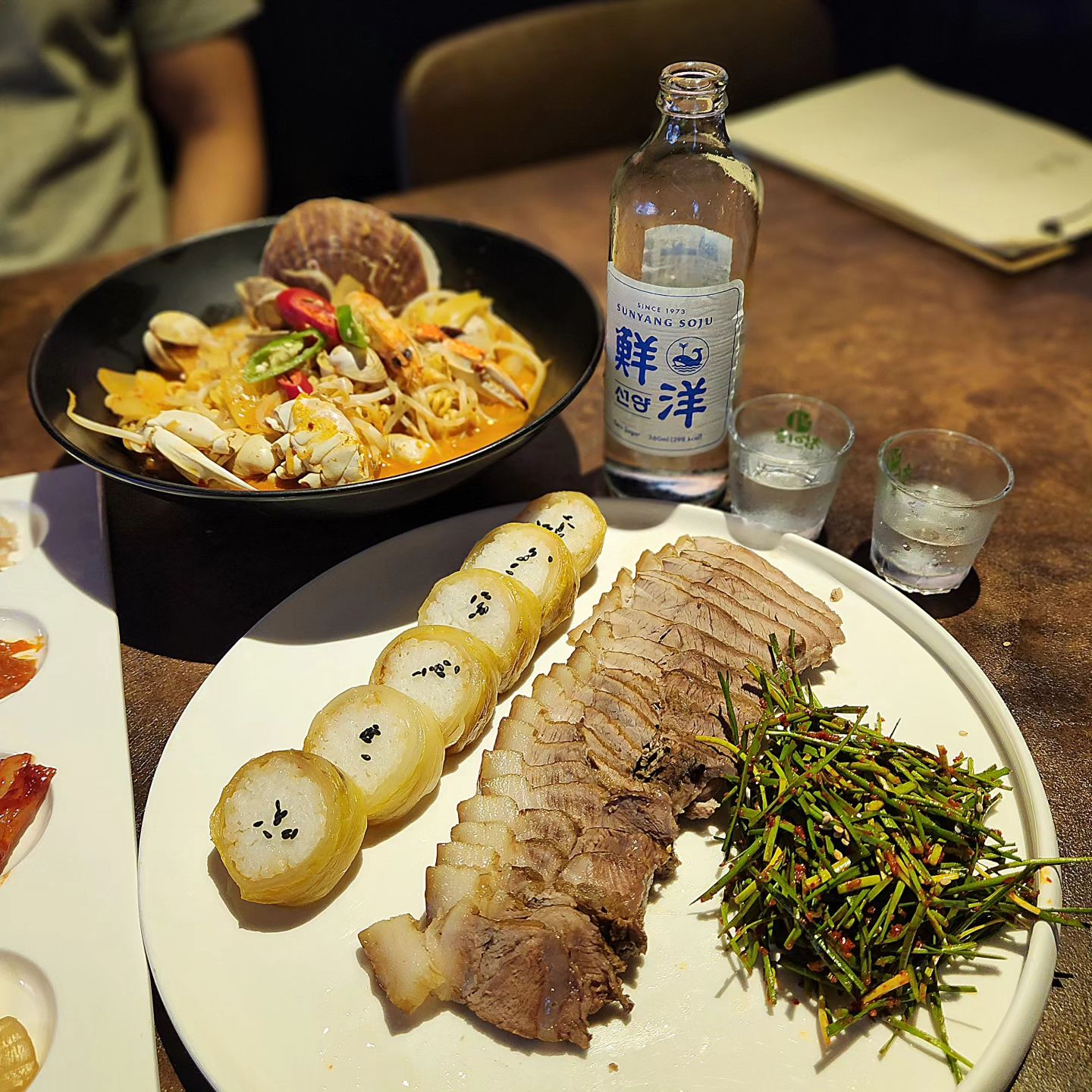 .
봉명동의 한식다이닝 맛집
한식기반의 안주와 서양 술의 조합
한돈수육이 너뮤 맛있었댜아🩶
요즘 선양에 빠져있는데 오픈이벤트로 막걸리도 주신다!
노울 해변 빔프덕에 가게 분위기도 난리남🌅
.
.
#콤마봉명점 #쉼표콤마
대전 유성구 온천북로33번길 21-4 3층 203호 / 봉명동 630-5
화요일~일요일 18:00~03:00 (BT 없음)
매주 월요일 휴무