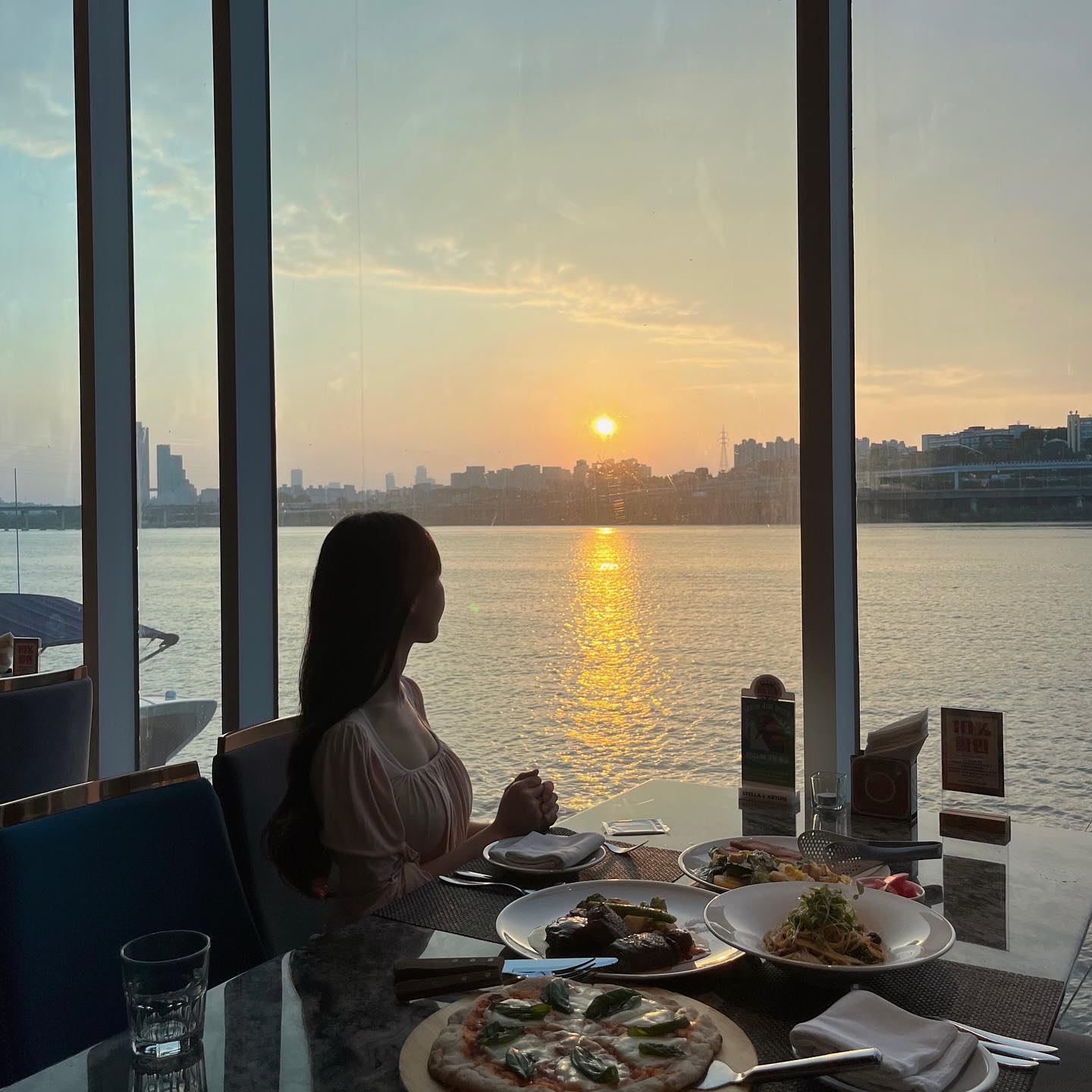 한강뷰 맛집인 줄 알았는데 스테이크가 도랏네🫶🏻

#한강선상레스토랑 #한강뷰레스토랑