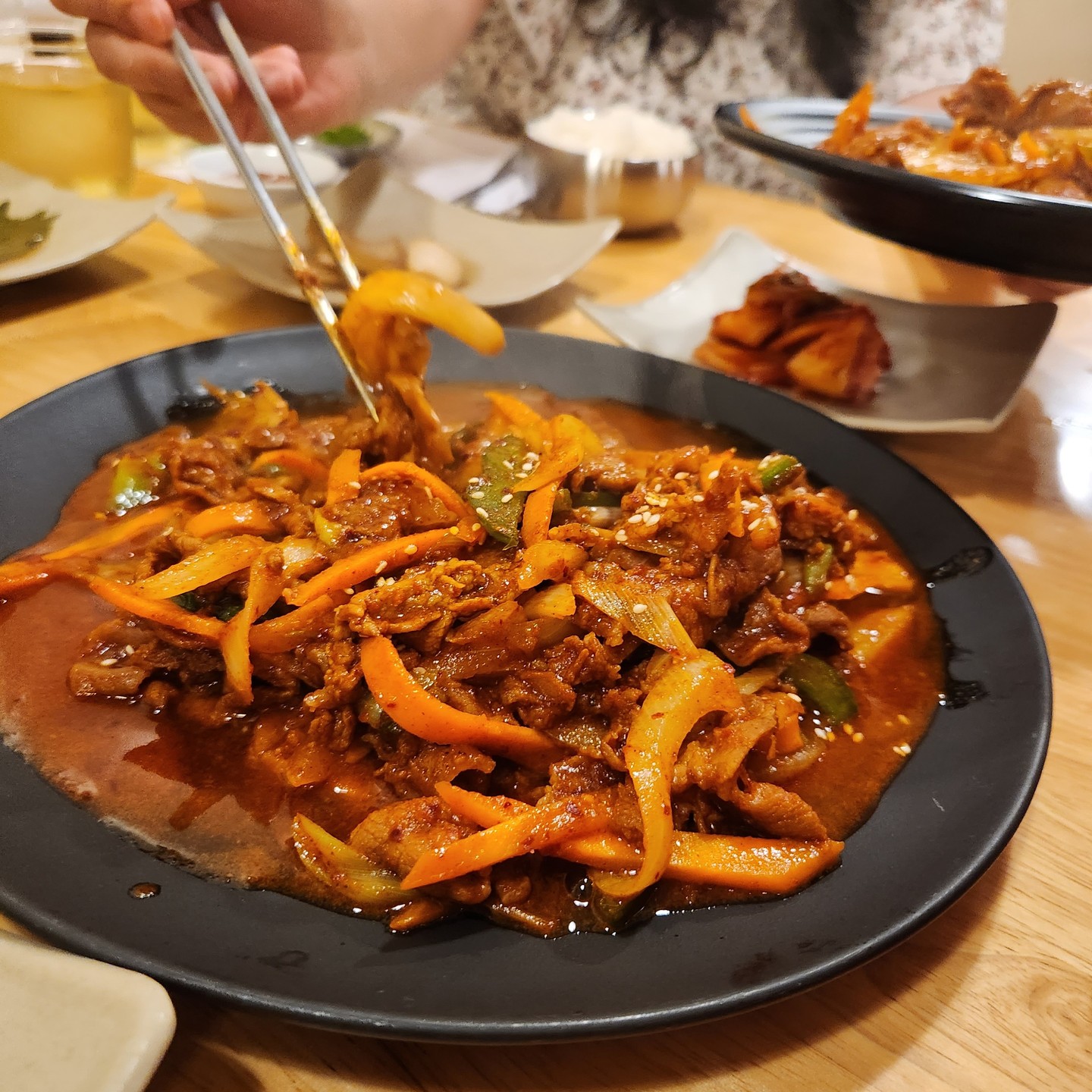 .
무이네 사막투어를 하고나서 호텔에서 조식먹고 좀 쉬다보니, 한국음식이 너무 먹고 싶은데 마침 알아봐뒀던 곳이 있어서 들렸어요.
.
맘스키친은 한국인 사장이 운영하는 것 같더라구요? 맛이 진짜 한국이랑 똑같아요! 밥만 좀 동남아 쌀로 하다보니 달랐지만 제육과 불고기는 한국이랑 맛이 똑같아요!!.
.
💡꿀팁💡
음.. 삼겹살은 별로였어요 구워서 나오는데 튀김인지 고기인지.. 하지만 제육은 찐 이에요 ㅋㅋ.
.
💰 소요비용 : 300,000 동(제육볶음 기준)
📍 장소 : 277 Nguyễn Đình Chiểu, Phường Hàm Tiến, Thành phố Phan Thiết, Bình Thuận, 베트남
🕛 입장시간 : 09:30-21:30
