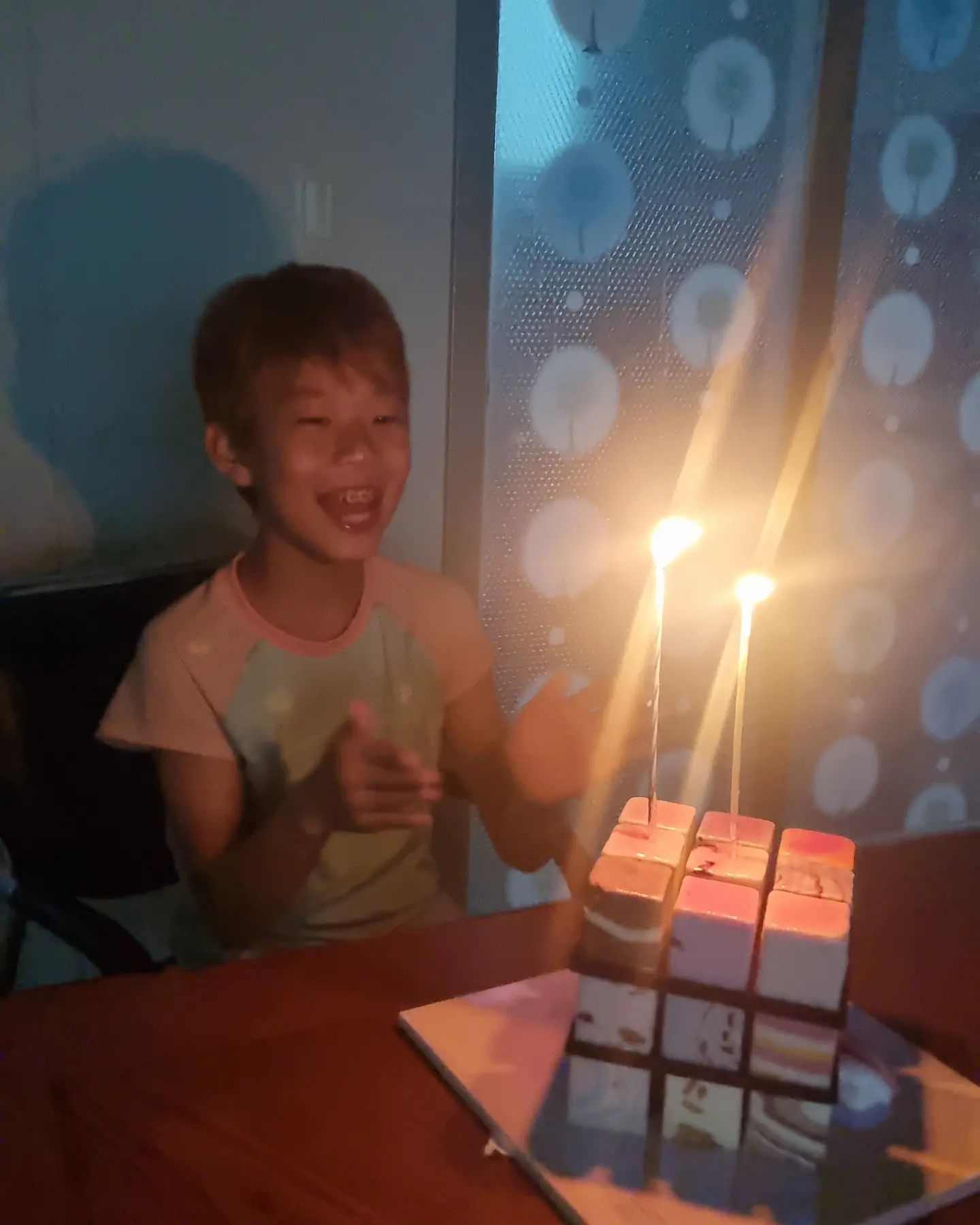 #막내아들
생일축하해.

올해가 가장 쓸쓸한 생일이라고~~
형아가 없어 외로운 생일~~
형아오면 다시하쟈~~

아들 엄마아들이어서 고마워~~^^