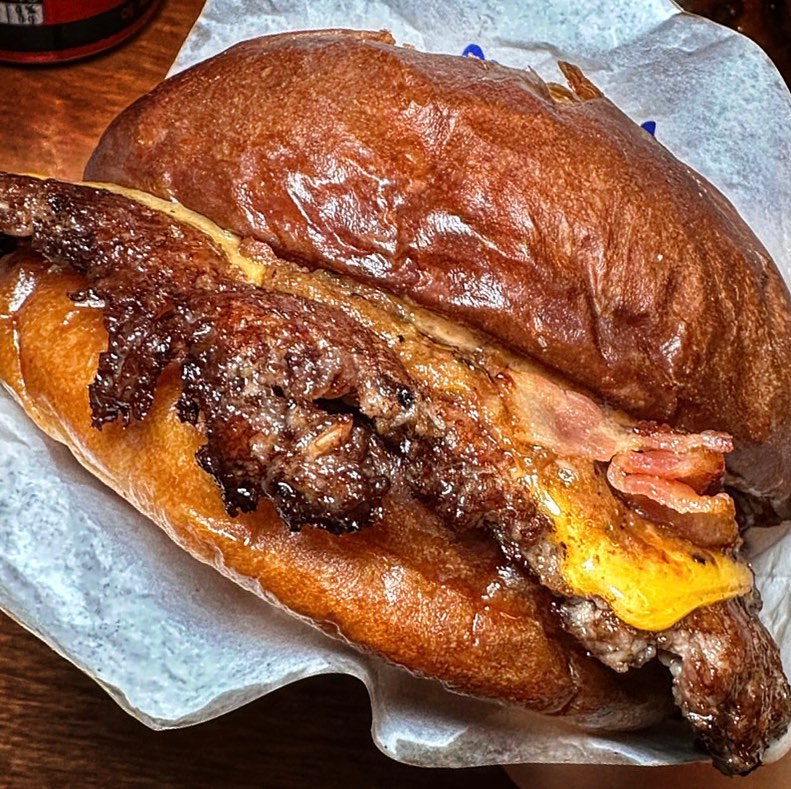 찐 미국버거맛을 보고싶다면 주목🔥

문래동 핫플이래서 기대하고 갔다가 심쿵,,창작촌에서 가장 오랫동안 자리잡고 있다는데 멀리서 찾아갈정도로 특색있었어요😎

젤 인기많다는 <문래버거>가 흑미 치아버터번에 잠봉+트러플소스+팽이버섯튀김 들어가는데 풍미 작렬에다가 여기서만 맛볼수있음을 장담합니다. 제친구 원픽~❗

수제버거의 클래식한 느낌을 여기서 찾는다면 <베이컨버거>를 추천. 감칠맛풍기며 은근히 매콤한 소스맛과 육즙가득한 패티, 찐하게 느껴지는 치즈맛까지 환상적이었음! 제원픽~❗❗

<핫윙>도 미쿡스타일로 핫소스 느낌나게 매콤짭짤한게 <프렌치프라이즈>랑 먹기 딱좋았습니다

📖 양키스 버거앤피자 yankees_bnp
📖 서울 영등포구 도림로 434-1
📖 문래버거8900원,베이컨버거8500원,핫윙6500원,프렌치프라이즈4000원,탄산음료2500원

#수제버거 #수제버거맛집 #수제버거추천 
#문래동맛집 #문래창작촌맛집 #문래역맛집 
#영등포구맛집 #잠봉뵈르 #핫윙 #burger 
#문래동술집 #문래동핫플 #신도림역맛집 
#햄버거맛집 #햄버거맛집추천 #버거맛집 
#맛스타그램🍴 #신도림맛집추천 #koreanfood