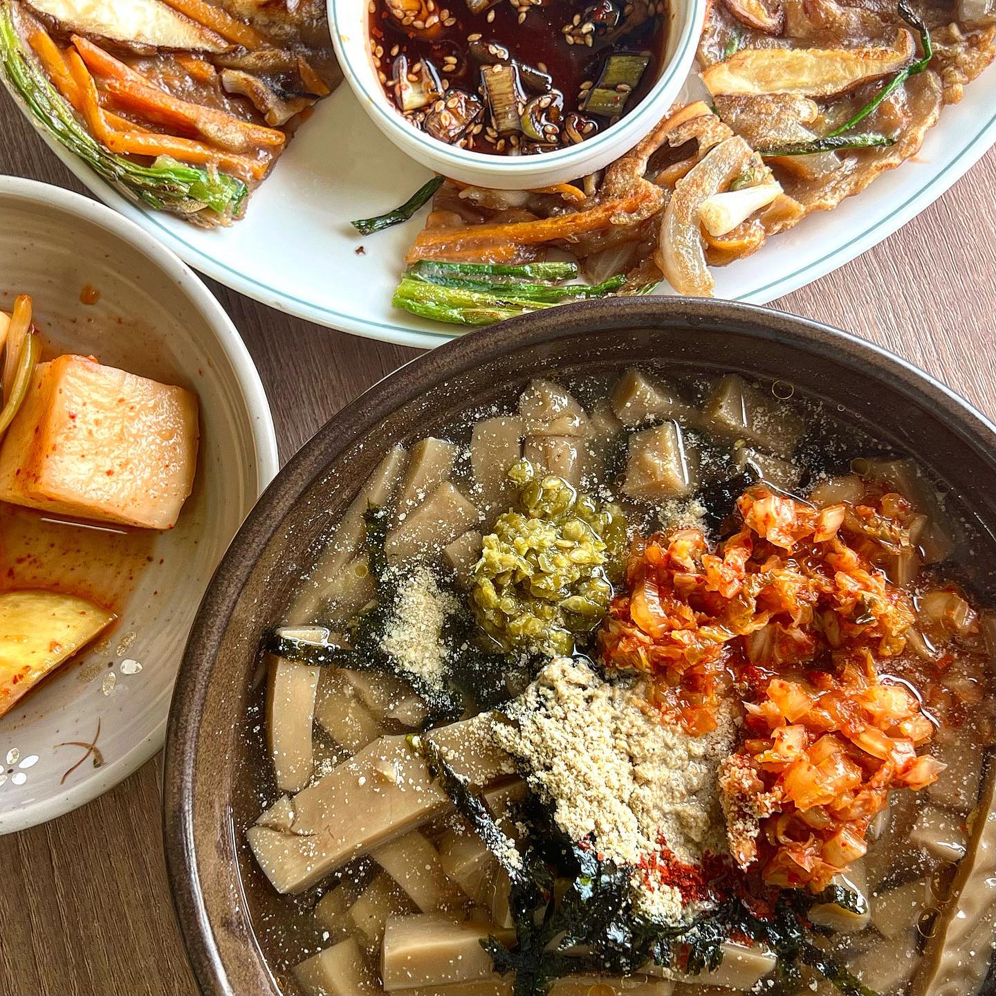 여름엔 묵밥이죠🏝
대전 관평동 오래된 맛집 #구즉묵집 

관평동에는 묵집이 많죠👍🏻 이사가기 전에 꼭 가보고 싶었는데 드디어 가봤습니다✨ 간판부터 오래되보여 믿음직한 구즉묵집입니다.

도토리묵밥, 보리밥, 도토리빈대떡, 도토리묵무침 등 하나 거를게 없는 곳입니다. 엄청난 양의 도토리묵이 큼지막하게 썰려있는데 묵만 먹어도 배터진다는걸 처음 알았네요🤤

간이 쎄지 않은 묵집이라 다진 김치를 많이 넣어도 전혀 짜지 않아요. 잘 익은 김치랑 묵이랑 같이 먹으면 아삭하고 뭉클해서 조합이 미쳤습니다👍🏻

도토리묵전은 토핑이 많이 올라가있고 밀가루가 없어서 부담감없이 먹을 수 있는 메뉴입니다. 사이드로 강추드려요!

🌱도토리묵밥 9,000원
🌱도토리빈대떡 12,000원

📌구즉묵집

🔹위치: 대전 유성구 대덕대로 1091-25
🔹영업시간: 11:00 - 20:00
브레이크 타임 15:00 - 17:00
토요일, 일요일, 공휴일 브레이크타임 없음 
🔹전화번호: 042-935-2016

#관평동맛집 #묵밥 #도토리묵밥 #대전맛집 #유성맛집 #유성묵밥 #먹스타 #맛스타 #먹팔 #먹팔해요 #먹스타맞팔 #먹팔맞팔 #도토리전은맛있어 #여름이니까 #맞팔해요