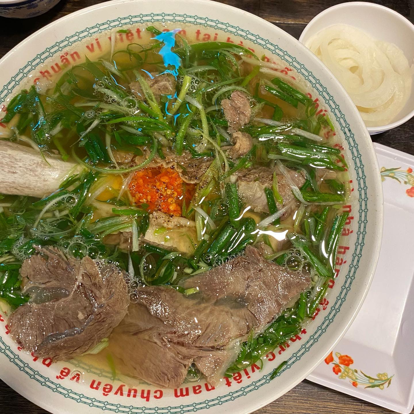 📍꾸아
👉왕갈비 쌀국수👈

웨이팅 맛집인 성수 존맛 쌀국수집❤️
한정메뉴인 왕갈비 쌀국수를 먹을 수 있게 되어서 이번에 먹게 되었어요!
국물은 깔끔한 갈비탕스타일 국물이라 시원하고!
갈비는 큰거 한덩어리 들어갔는데 고기가 부드럽고 너무 맛있었어요!!
양파절임에 소스 섞어서 같이 먹으면 진짜 꿀맛입니다🥰
솔직히 개인적으로 너무 마음에 들어서 또 먹고 싶을 것 같은 쌀국수..💕

더 자세히 보고 싶으시면 블로그 보러오세요!
.
.
#꾸아 #왕갈비쌀국수 #쌀국수맛집 #쌀국수맛집추천 #성수데이트 #성수데이트코스 #성수맛집 #성수맛집추천 #뚝섬맛집 #뚝섬데이트 #뚝섬맛집추천 #서울숲맛집 #서울숲데이트 #서울데이트코스 #서울데이트 #맛집스타그램 #존맛 #쌀국수그램 #서울숲맛집추천 #맛스타그램 #먹스타그램 #오늘뭐먹지 #먹팔 #맞팔은댓글 #리뷰 #리뷰스타그램 #food #foodphotography #foodie #review